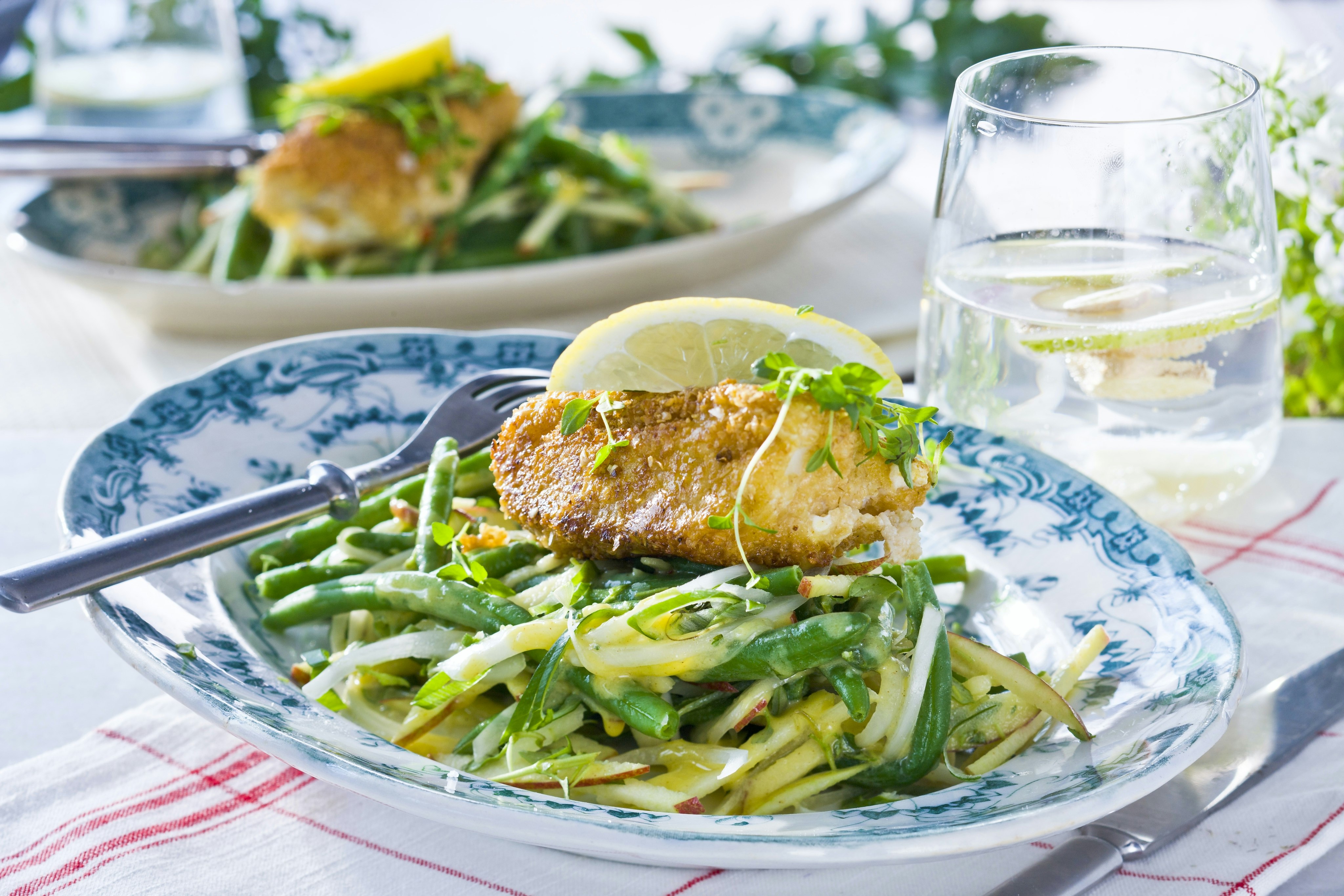 Havrepanerad torsk med äppelsallad