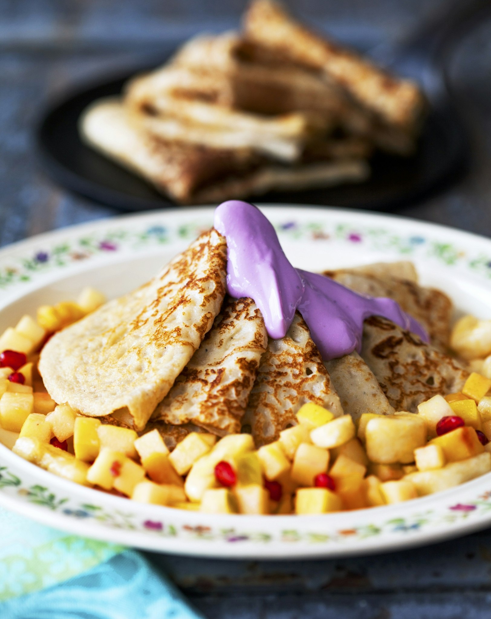 Havrepannkakor med fruktsallad och blåbärskvarg