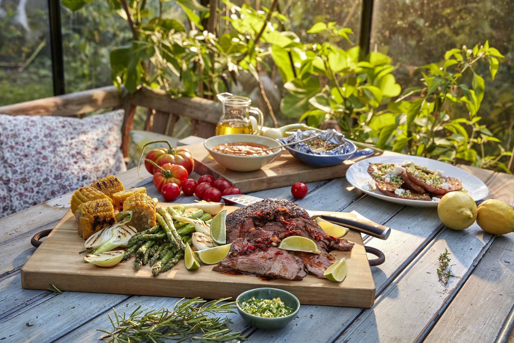 Hel grillad ryggbiff och grillsås