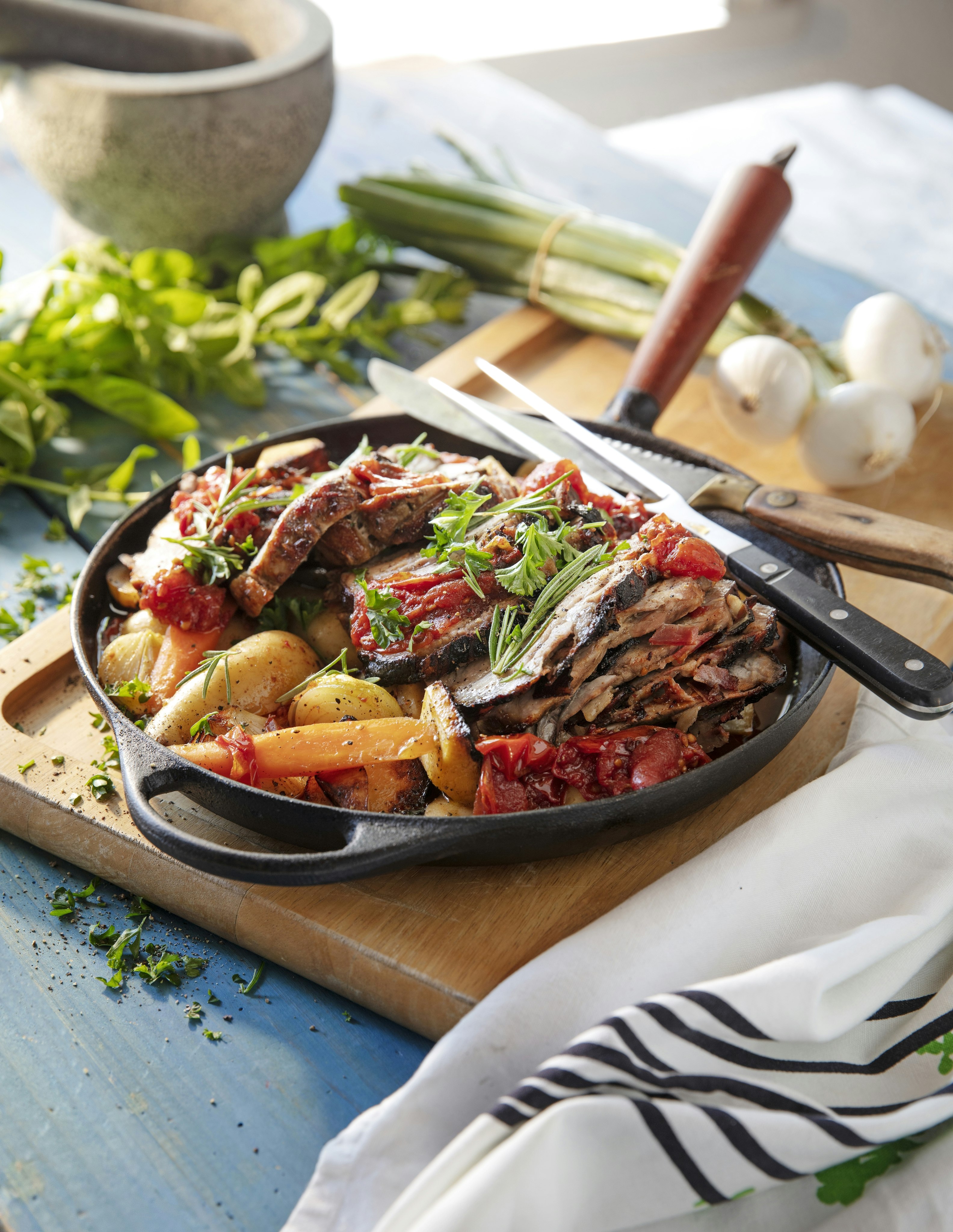 Helstekt fläskkarré med örtbakade rotfrukter