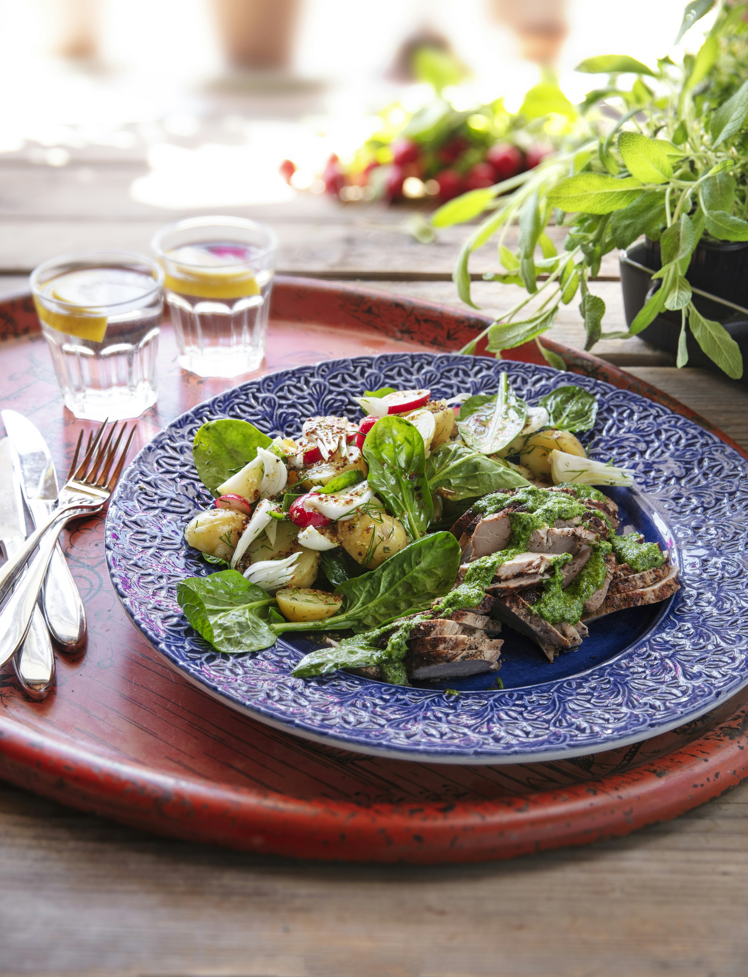 Helstekt fläskfilé med potatissallad och örtpesto