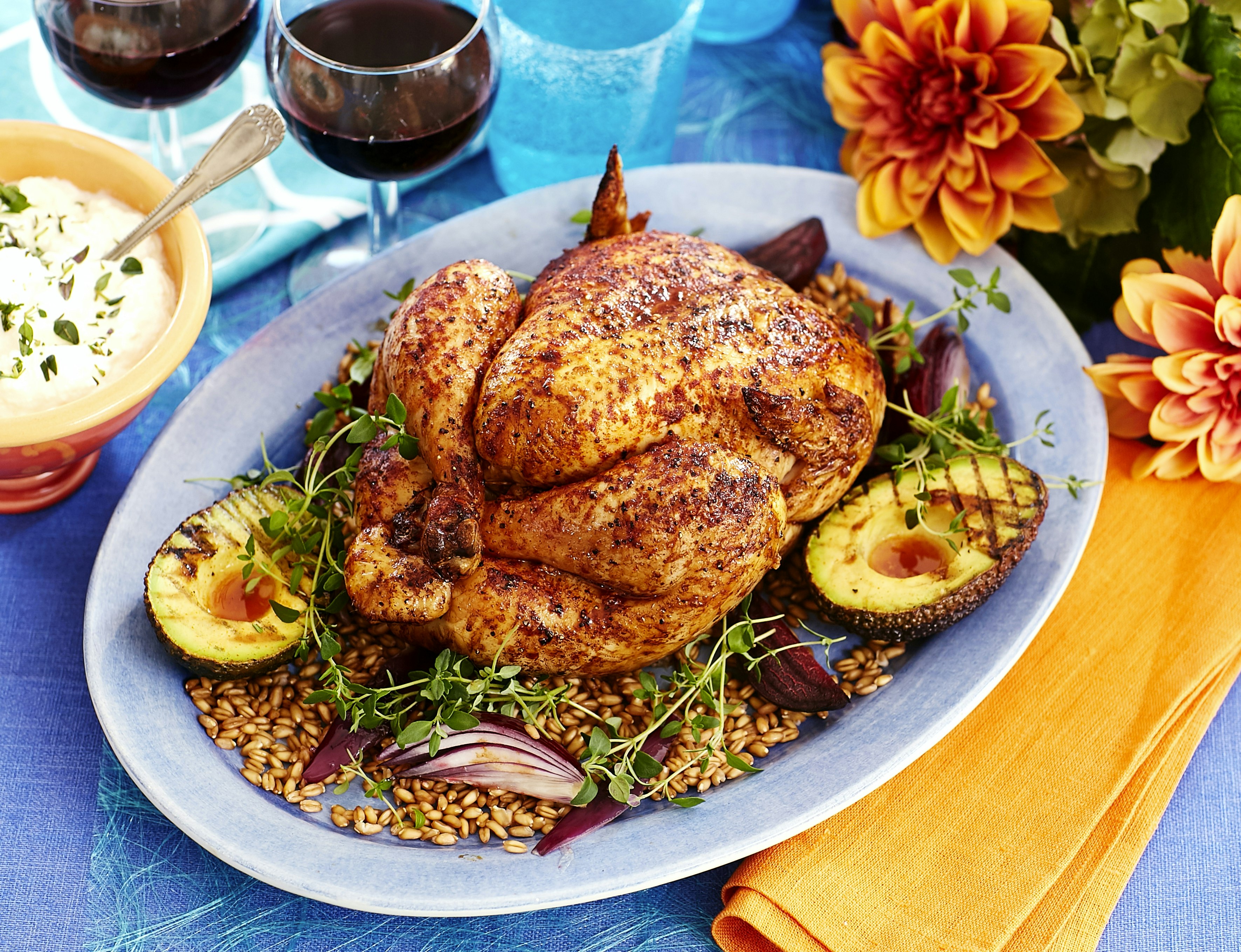 Helstekt kyckling med avokado och vitlökssås