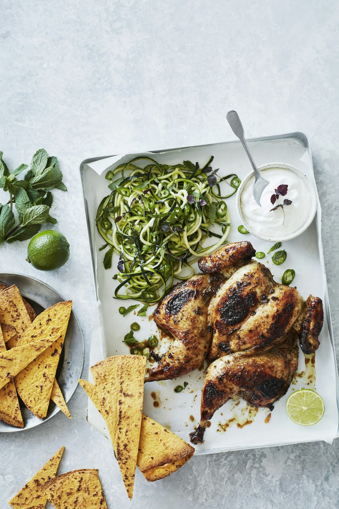 Helstekt kyckling, squashpasta och limeyoghurt