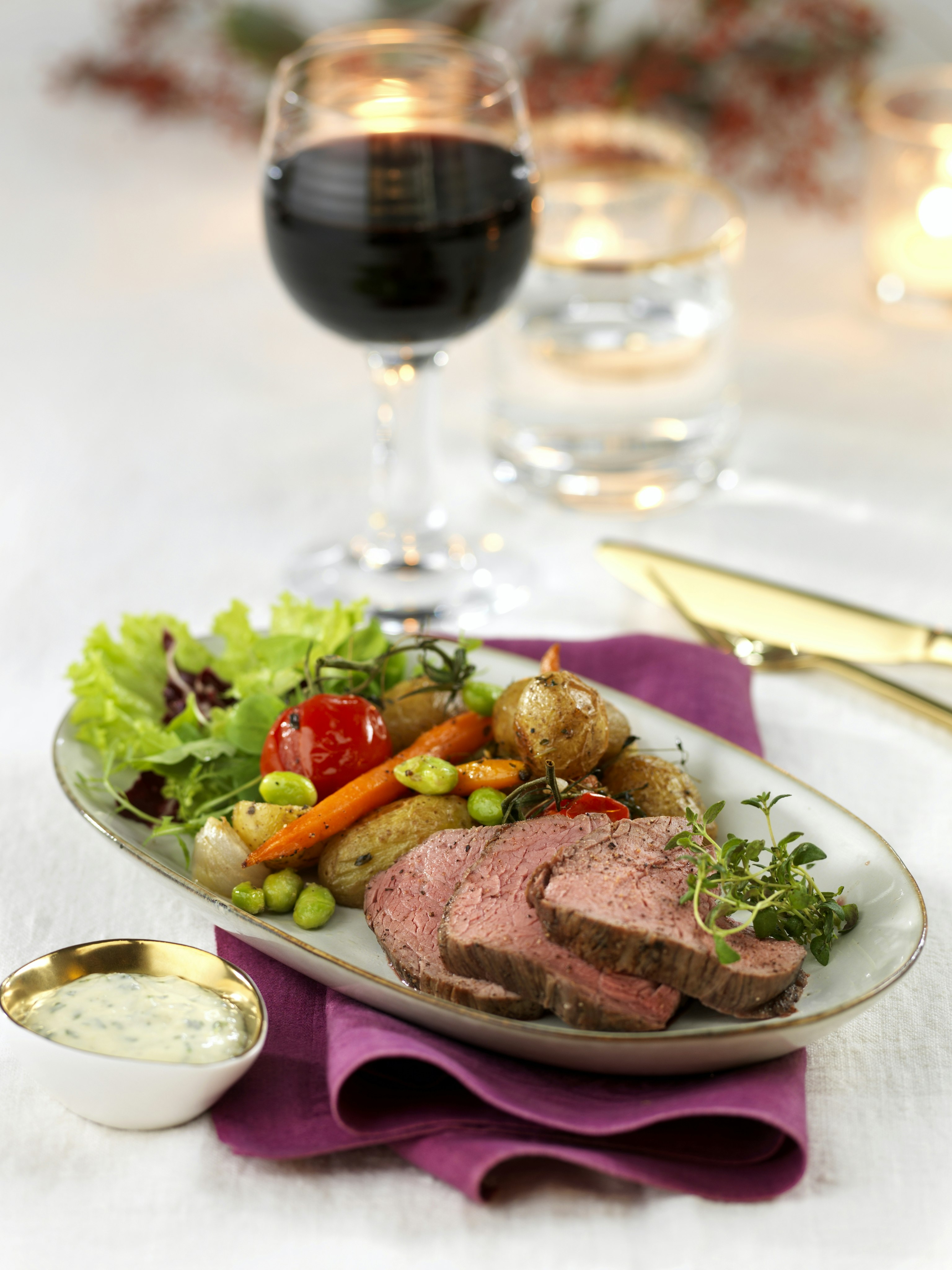 Helstekt oxfilé med rostade grönsaker och parmesanaioli Helstekt oxfilé med rostade grönsaker och parmesanaioli