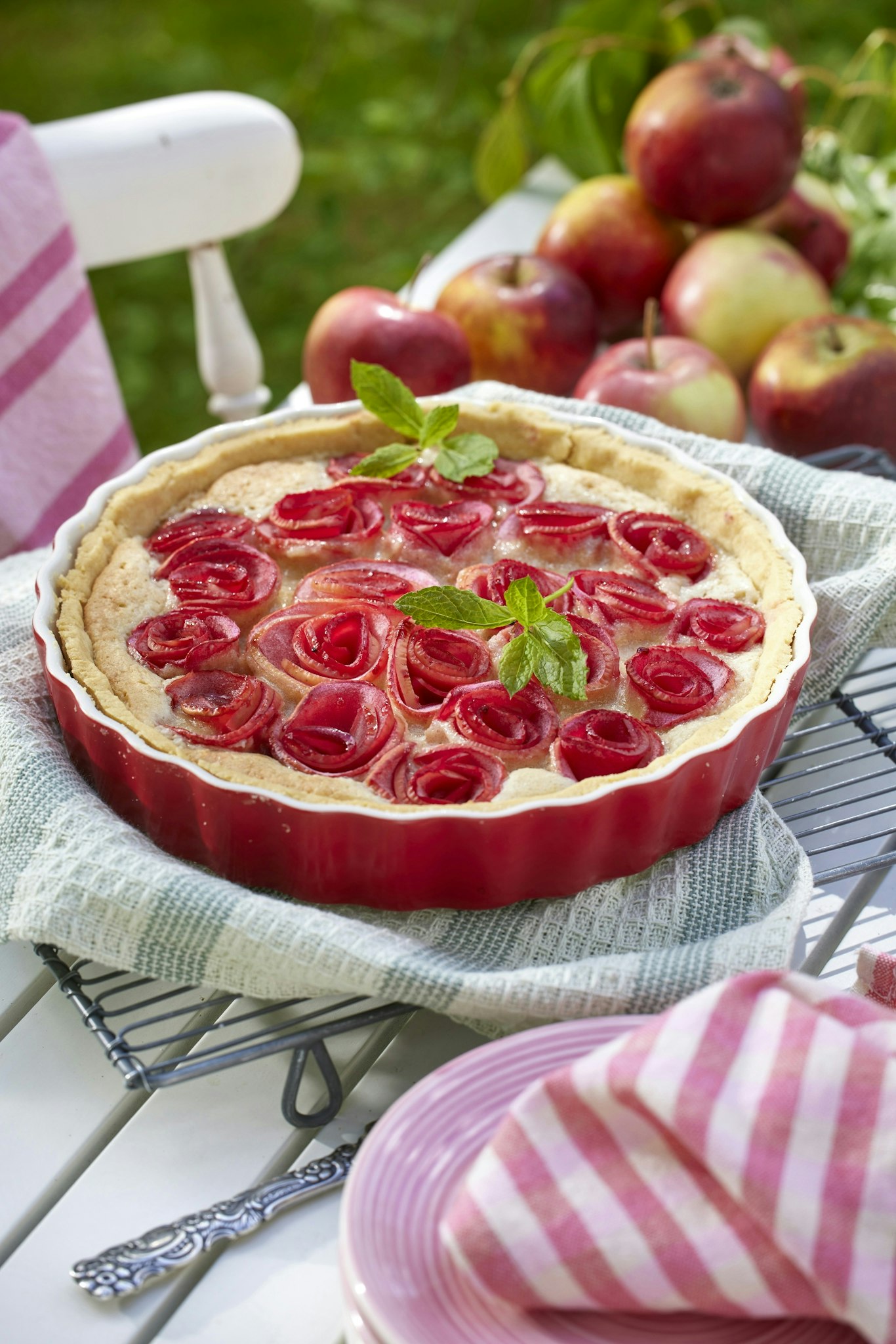 Paj med äppelrosor och mandelmassa