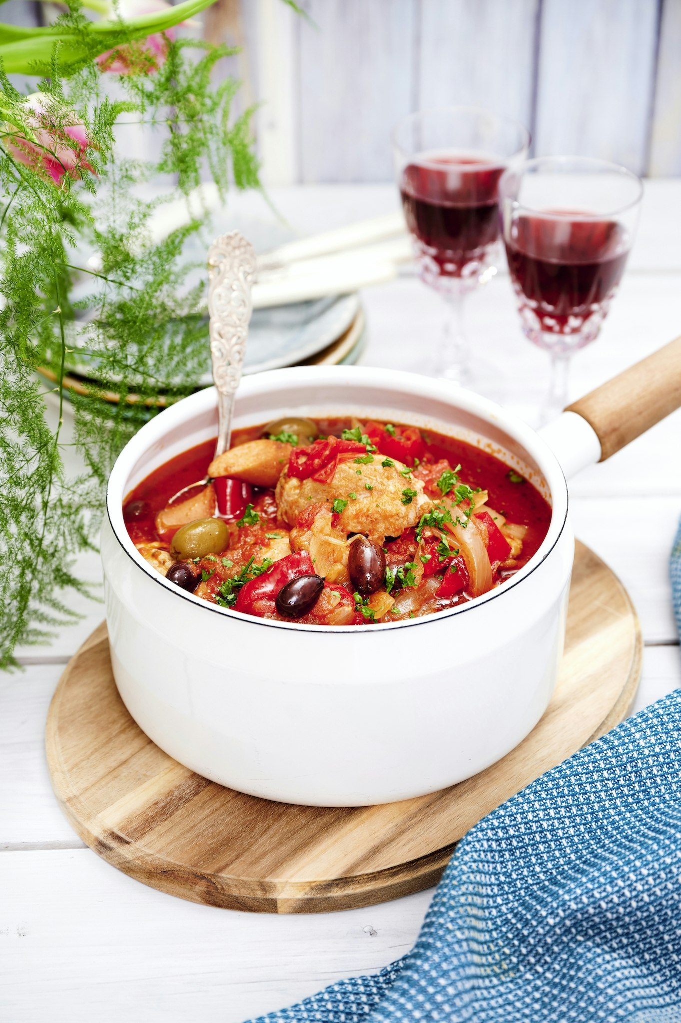 Het kycklinggryta med chorizo, paprika och oliver