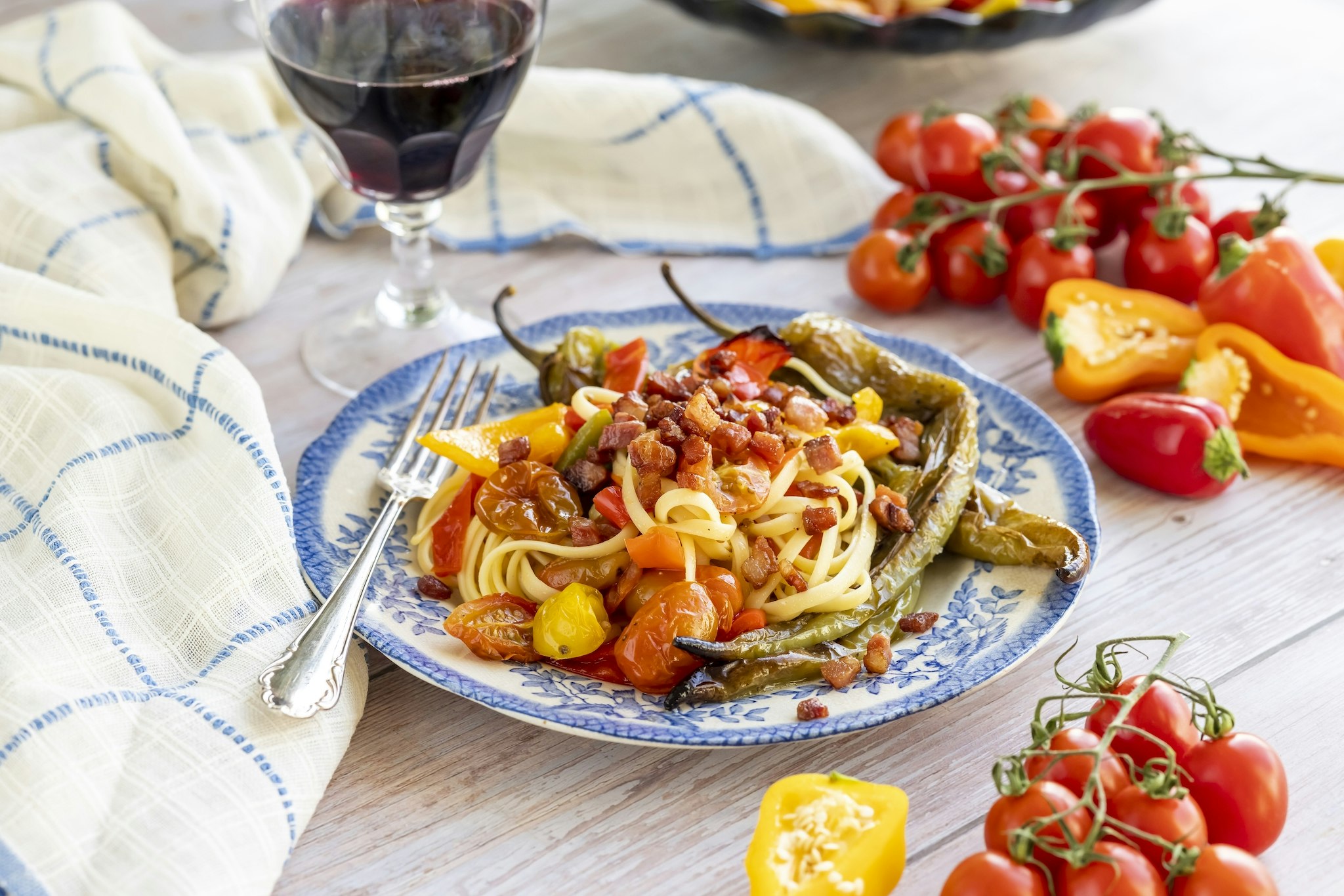 Paprikapasta med tomat, chili och bacon