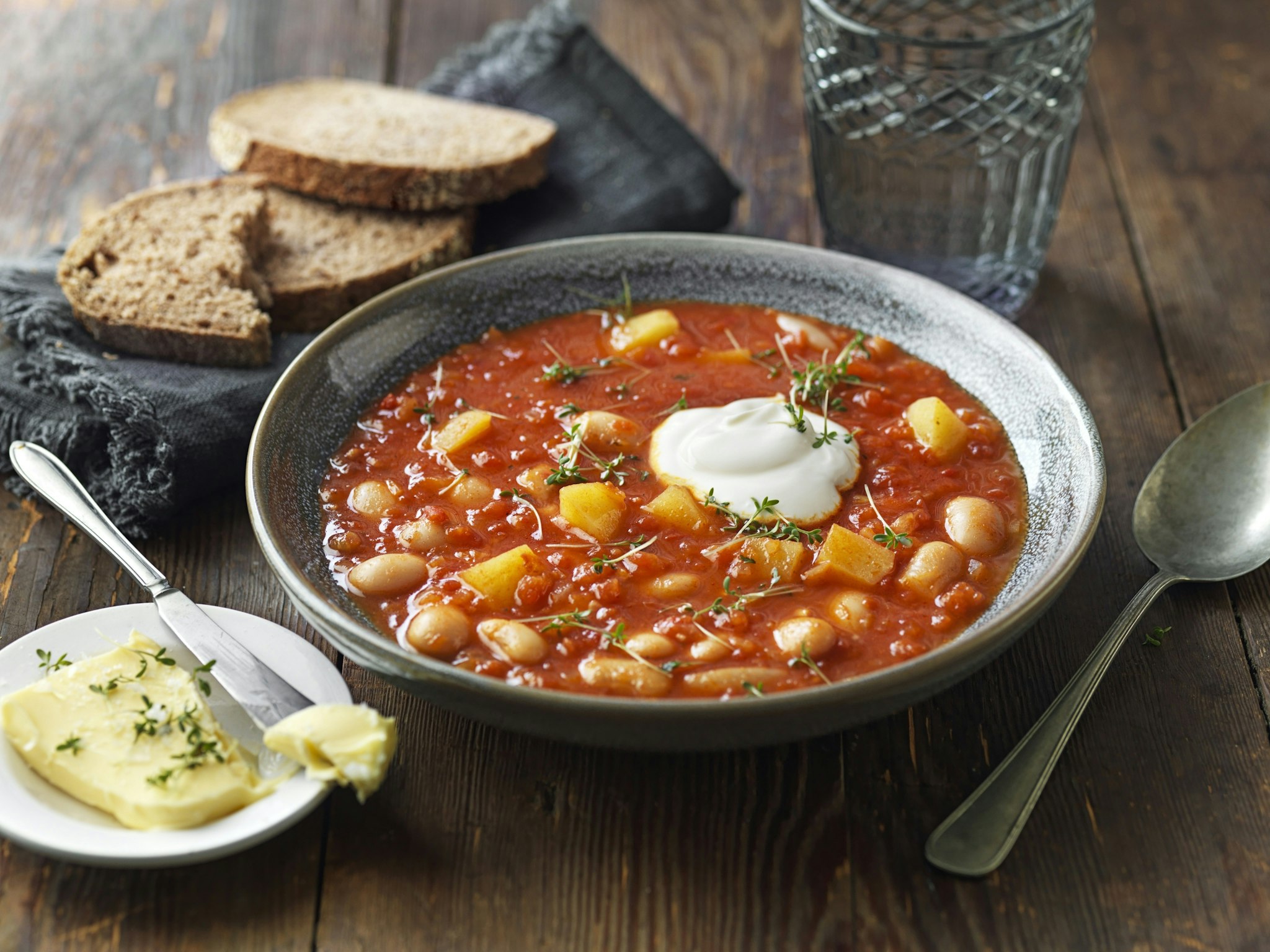 Het tomatsoppa med potatis och bönor