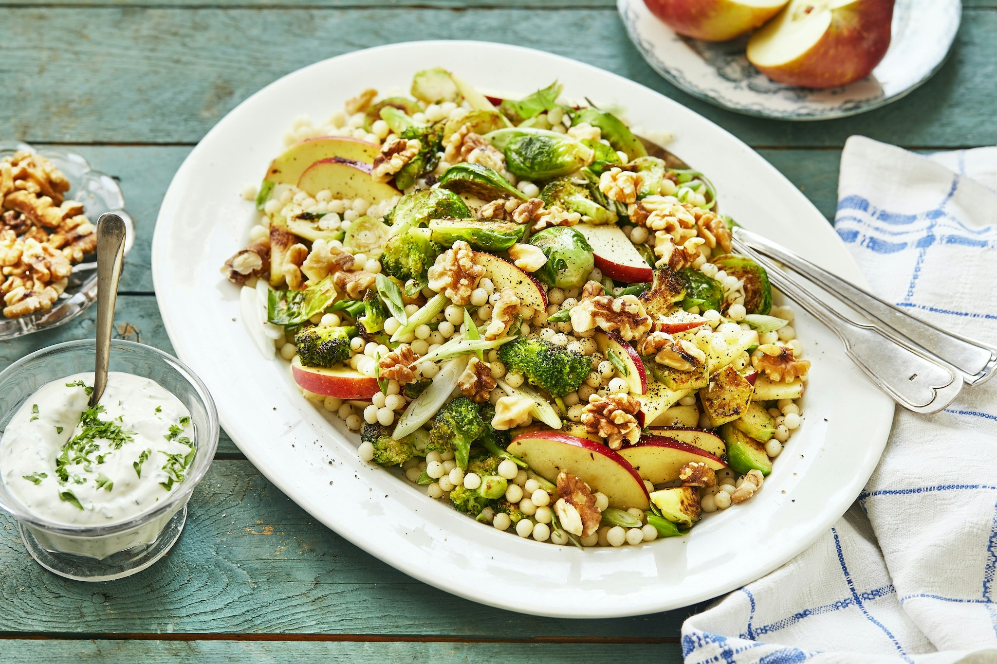 Höstsallad med pärlcouscous och yoghurtdressing