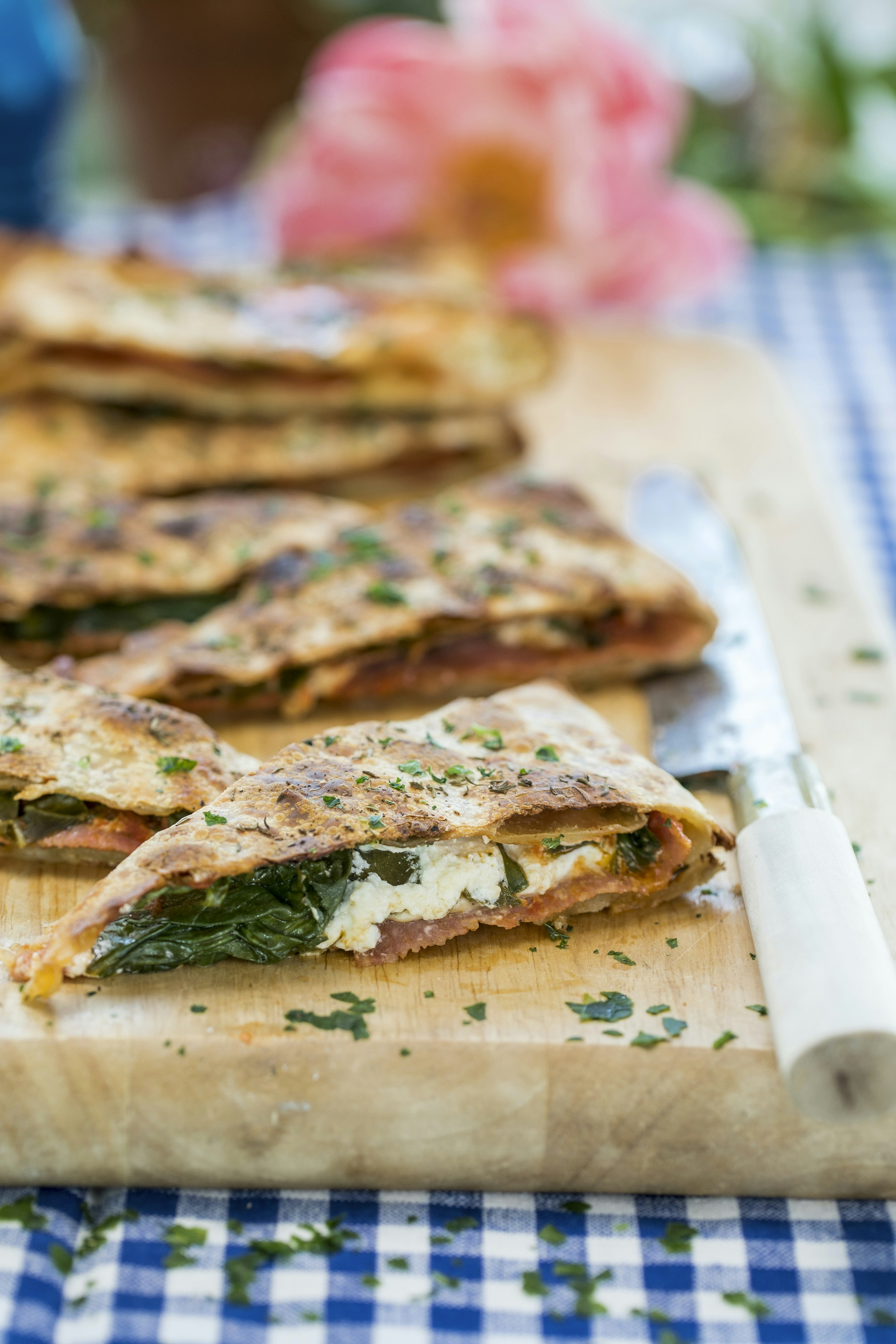 Inbakad salamipizza med spenat och fetaost