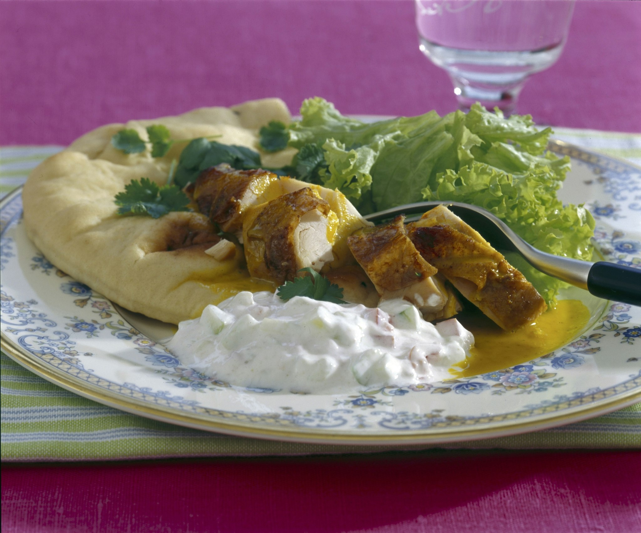 Indisk currykyckling med raita och naan