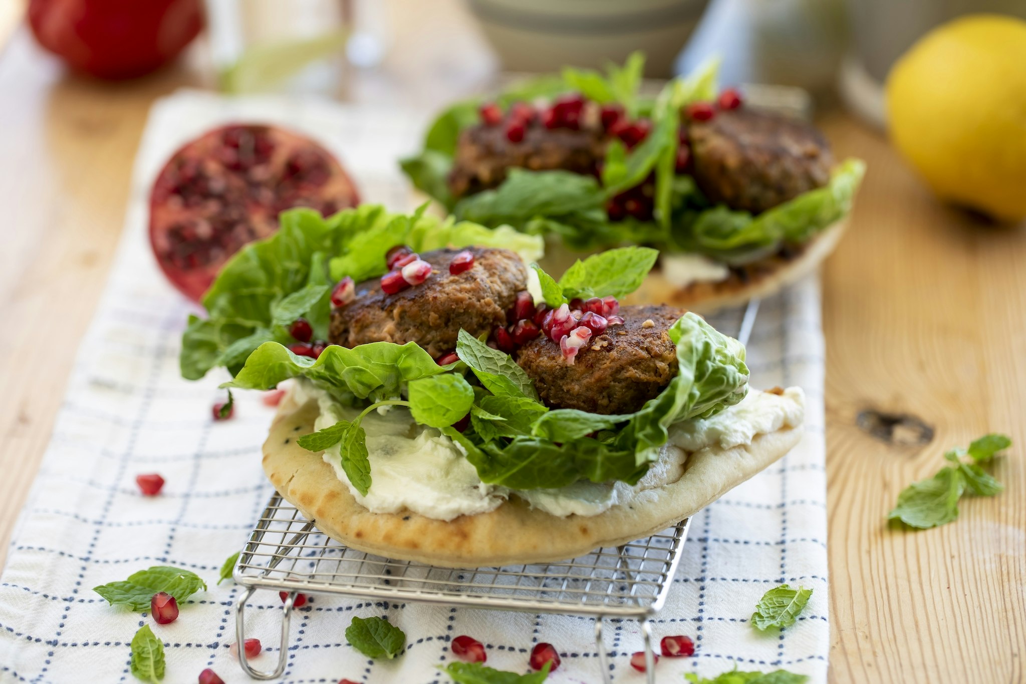 Indiska yoghurtfyllda biffar på naan