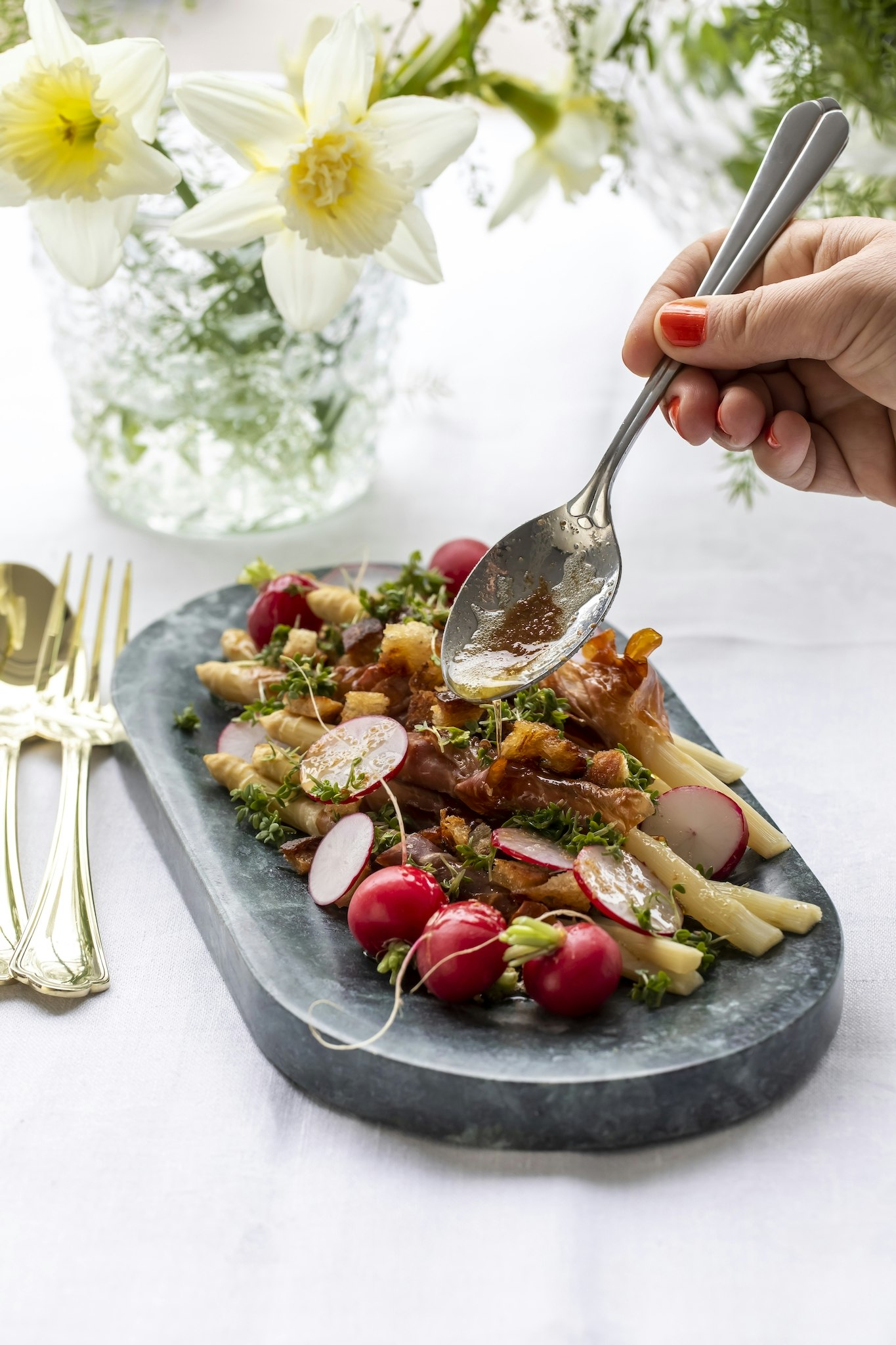 Inkokt vit sparris med lufttorkad skinka