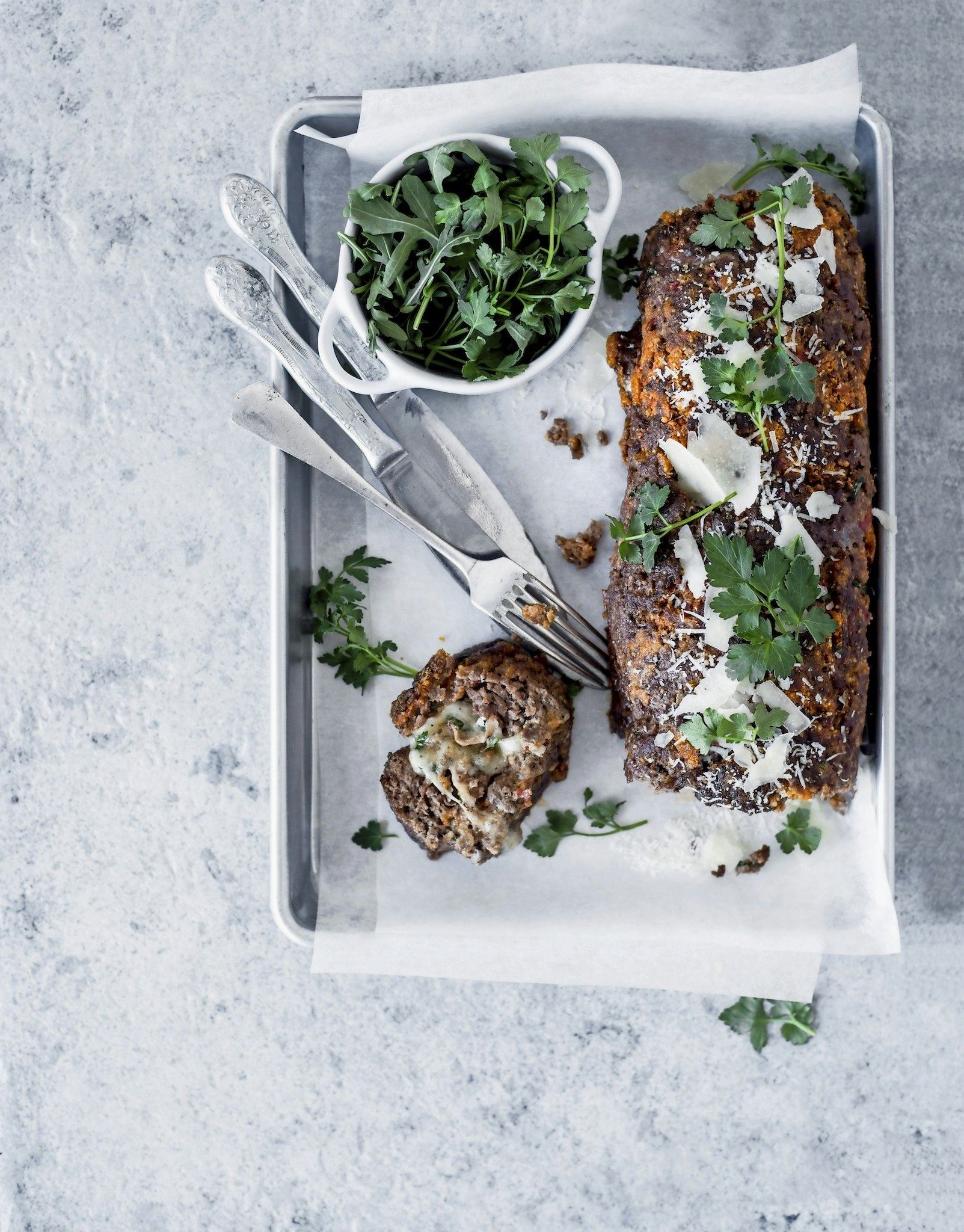 Italiensk färsrulle med mozzarella och parmaskinka