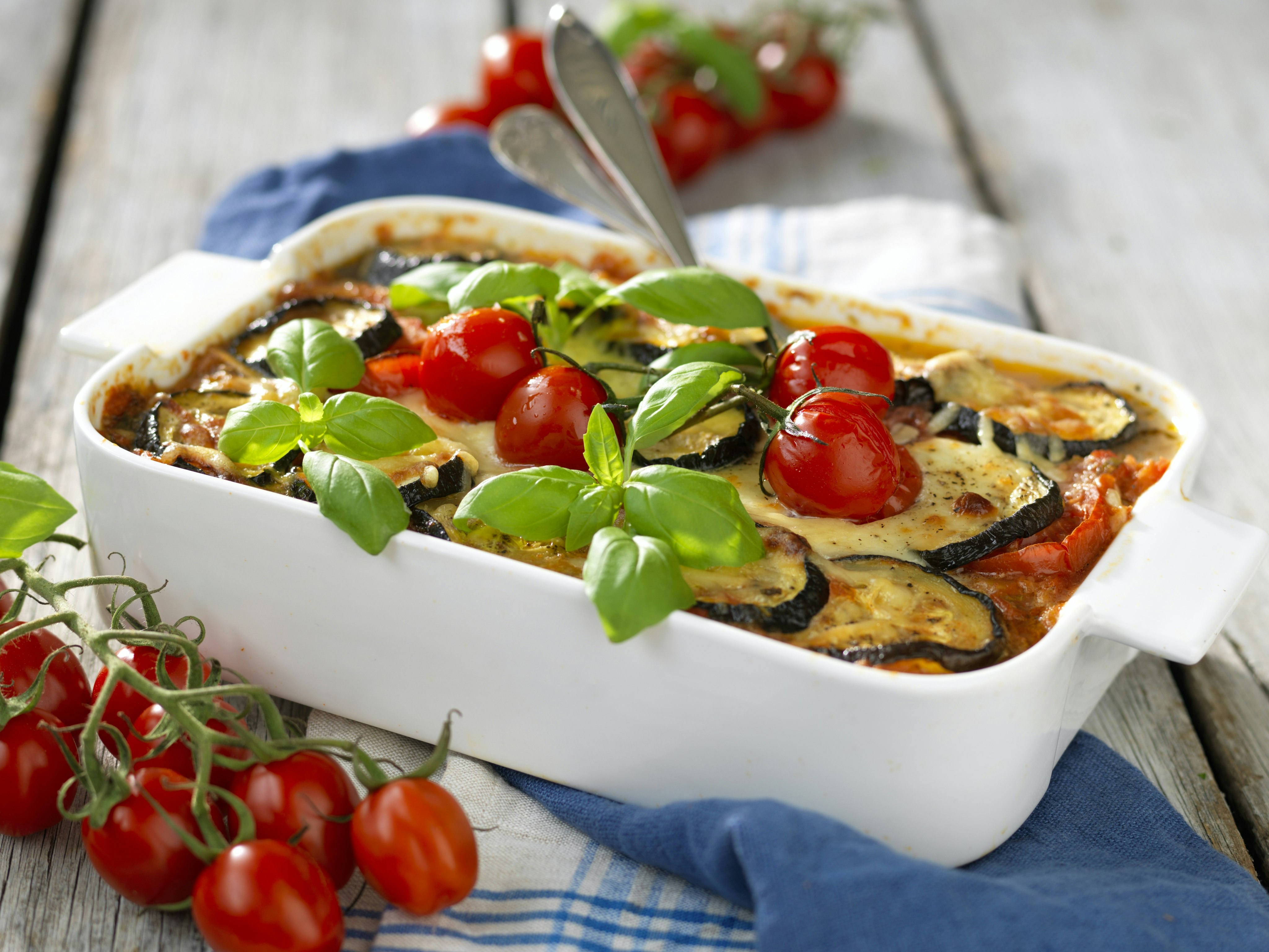 Italiensk gratäng med squash, tomat och mozzarella