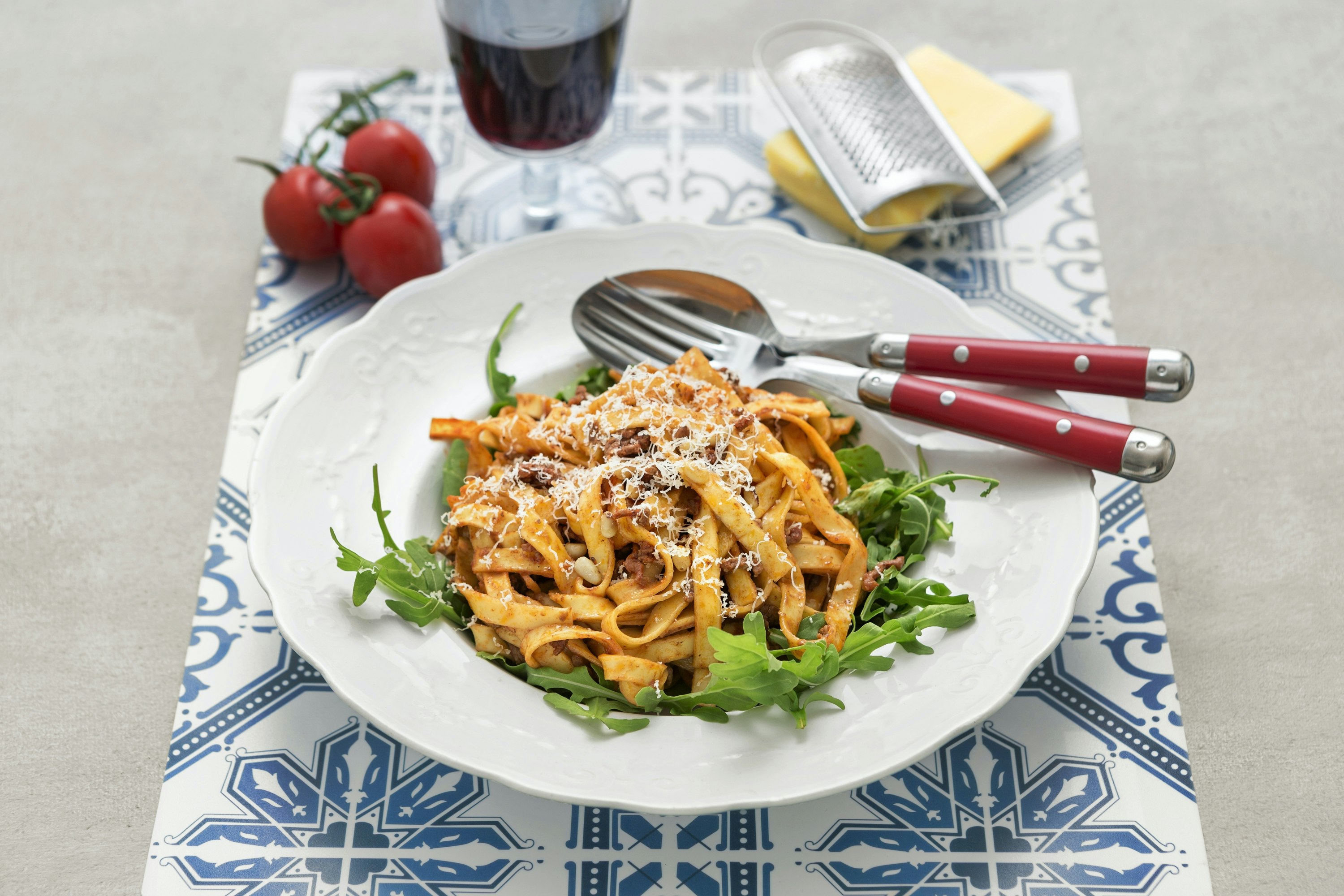 Pasta med chilifärs och pinjenötter