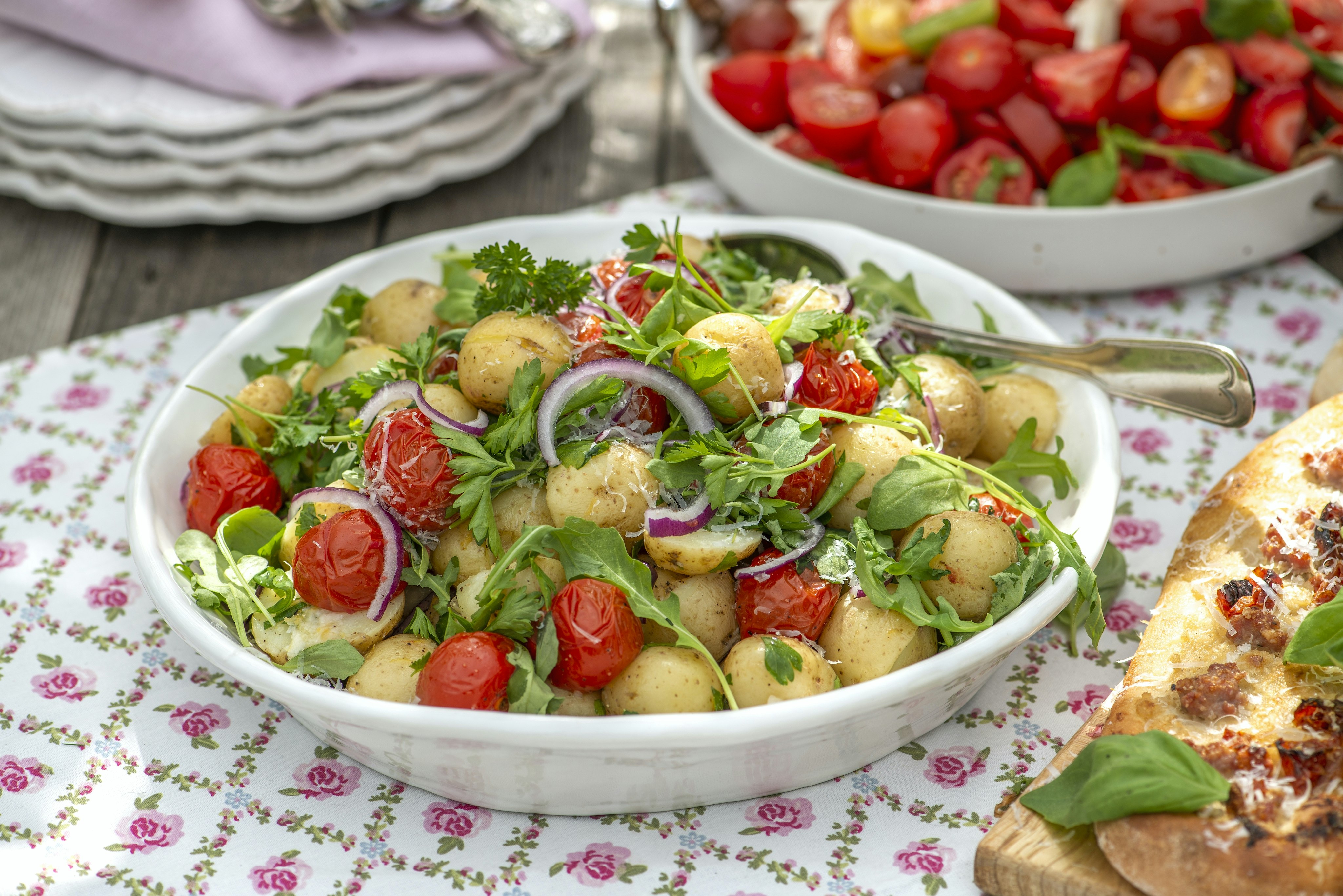 Italiensk potatissallad med ugnsbakade tomater