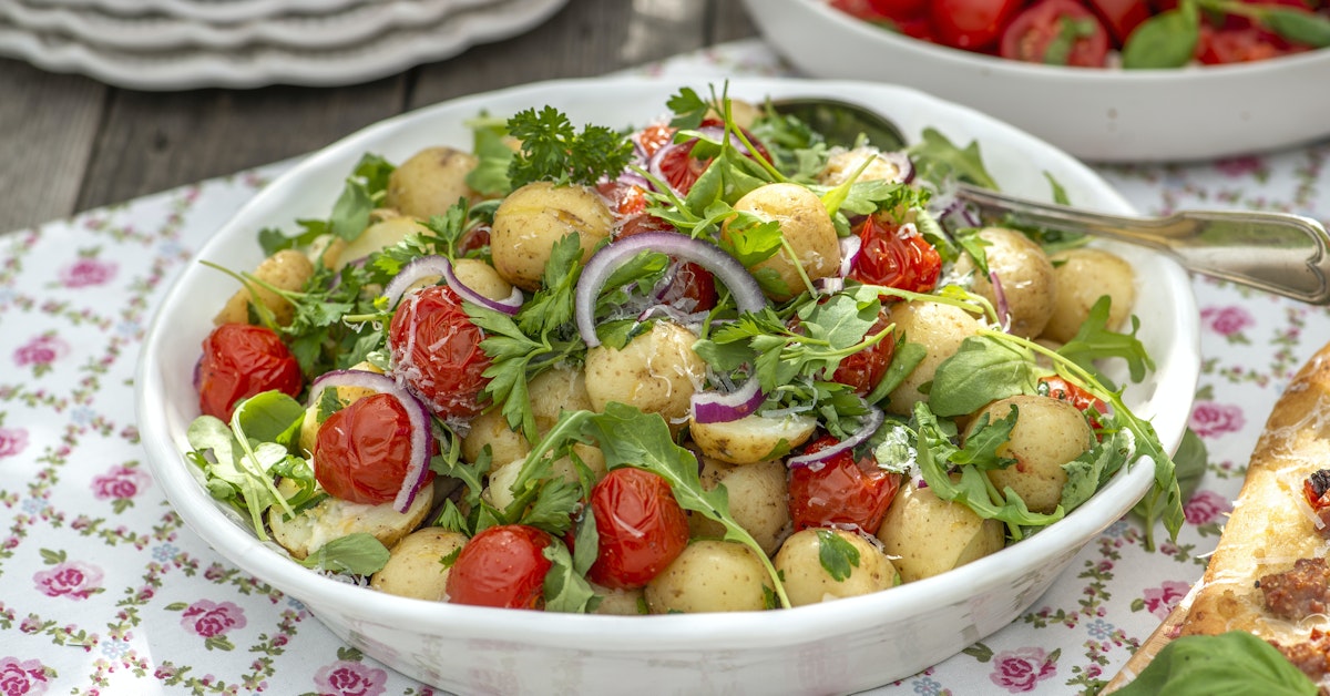 Italiensk potatissallad med ugnsbakade tomater-image