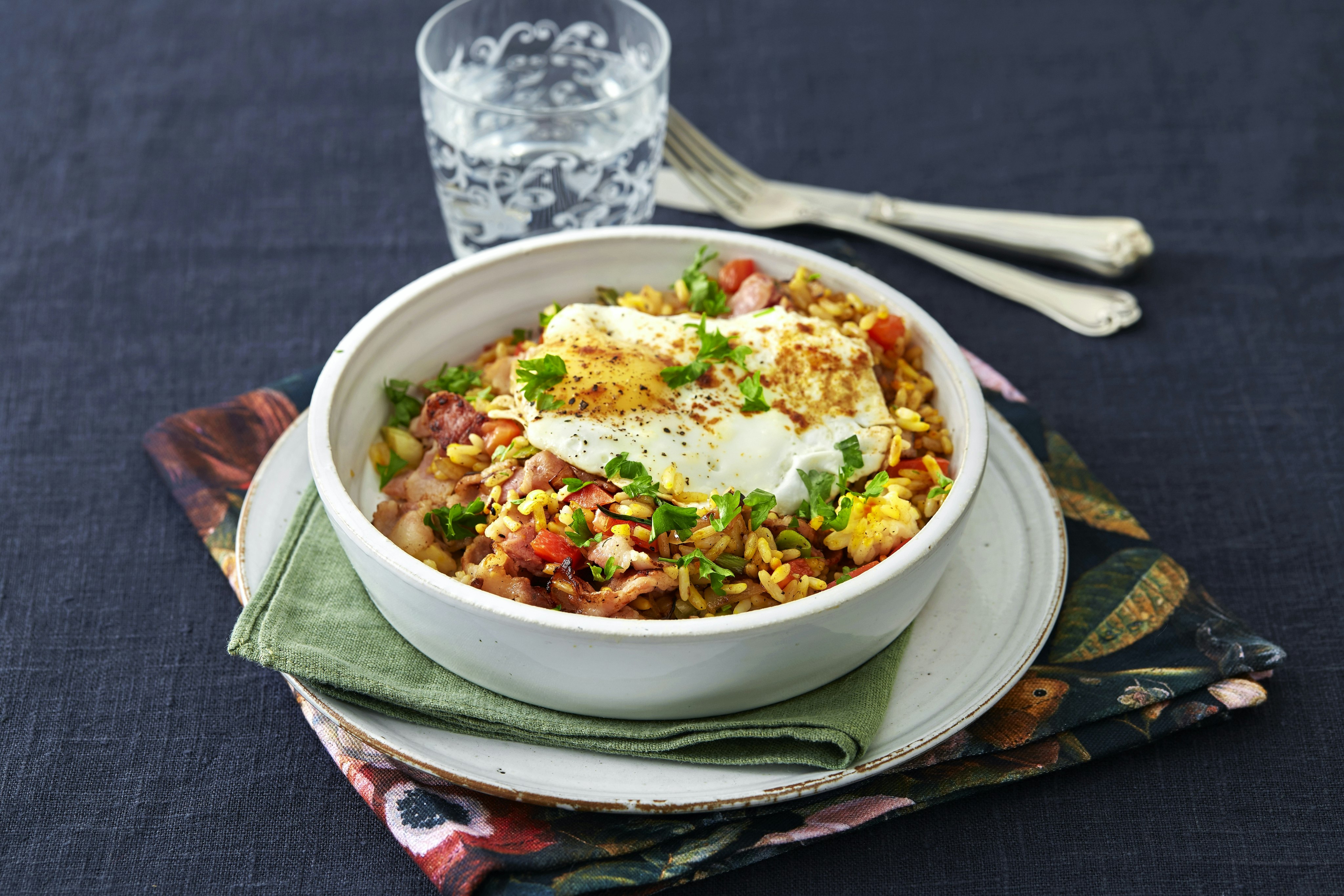 Jambalaya med bacon och ägg