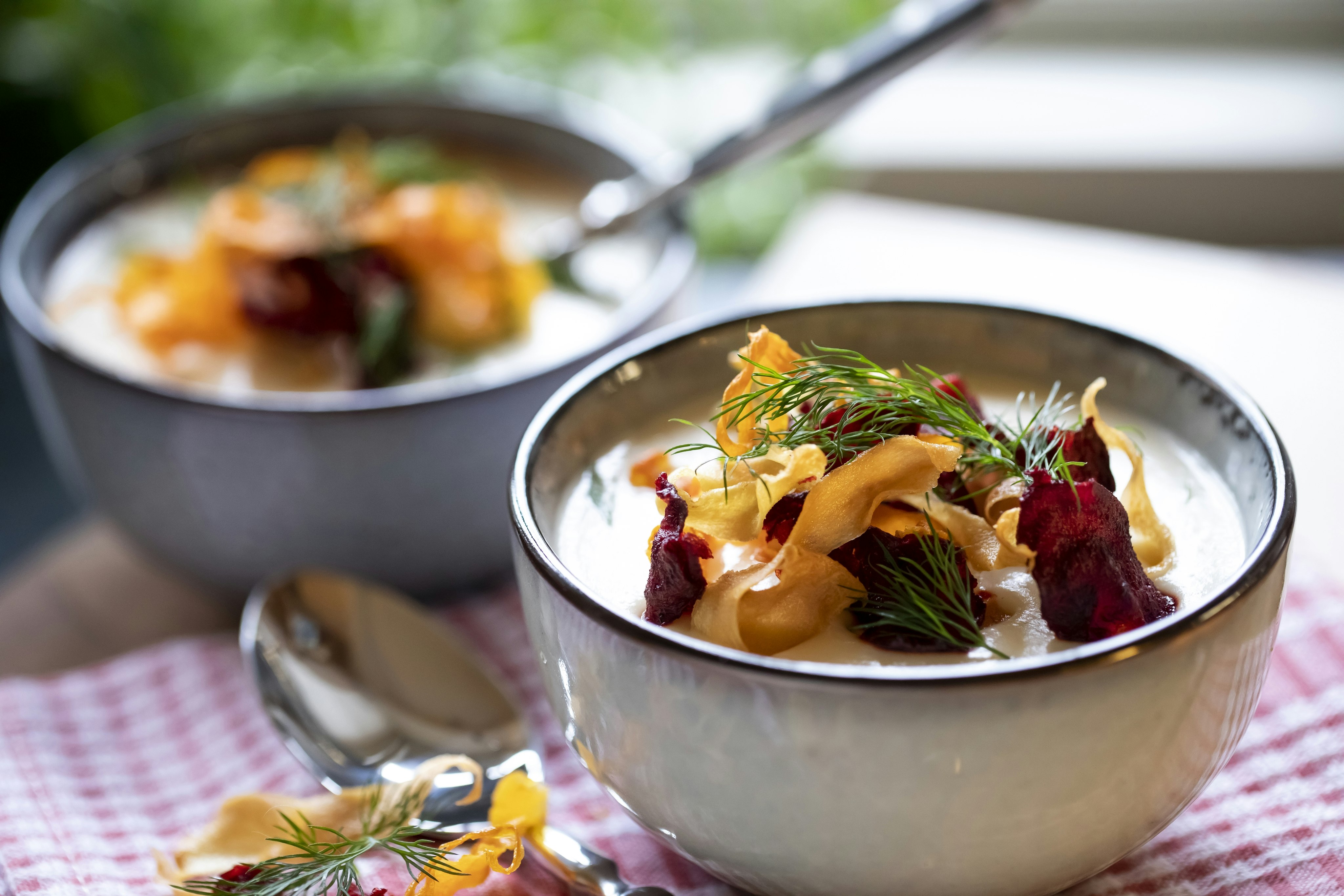 Jordärtskockssoppa med rotfruktschips