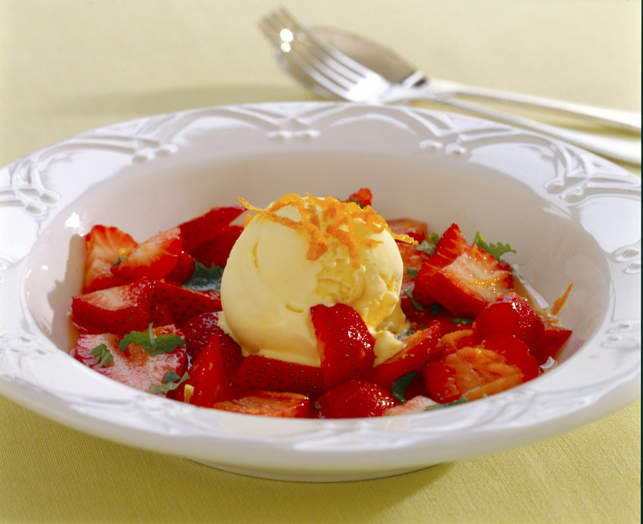 Jordgubbar med apelsinsås