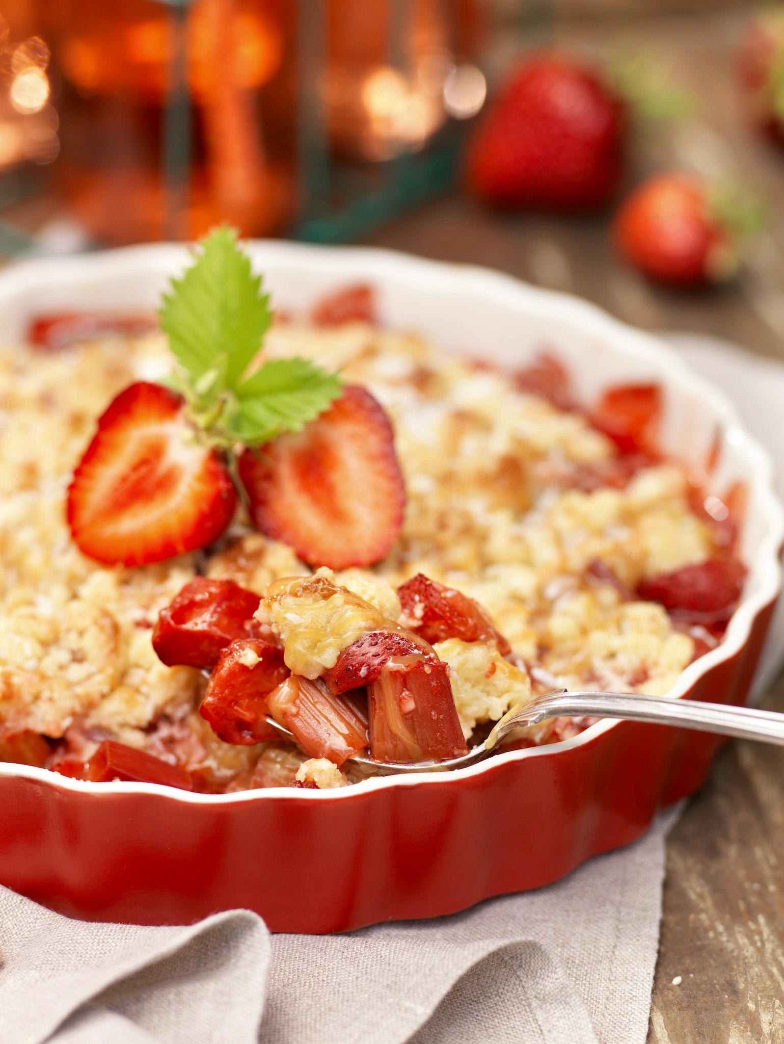 Jordgubbs- och rabarberpaj med kolasås