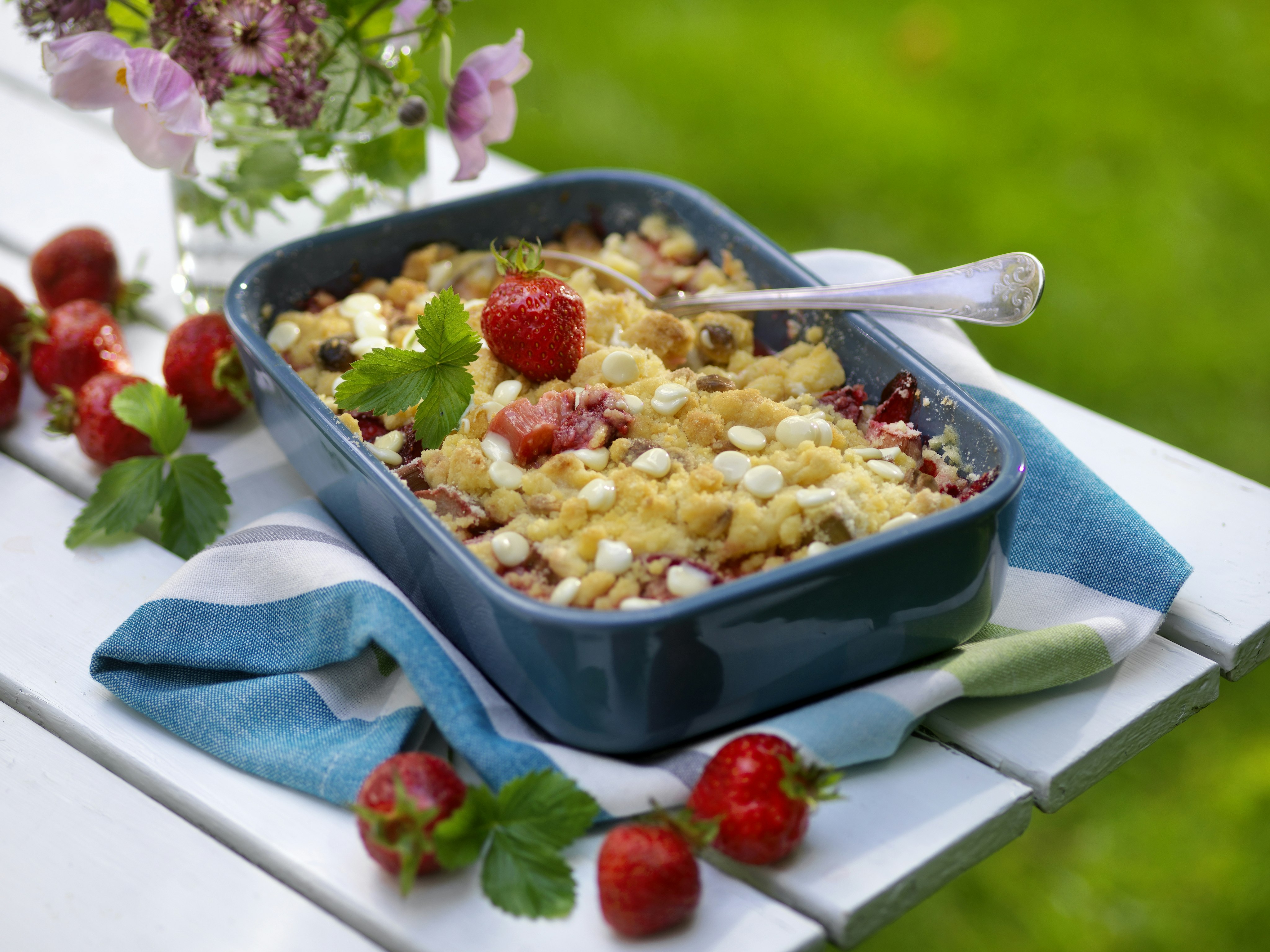 Jordgubbs- och rabarberpaj med vit choklad