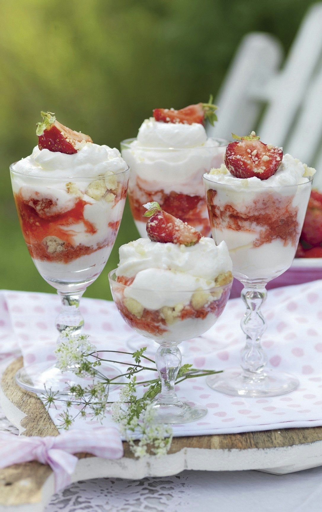 Jordgubbsdessert med grädde och kaksmulor