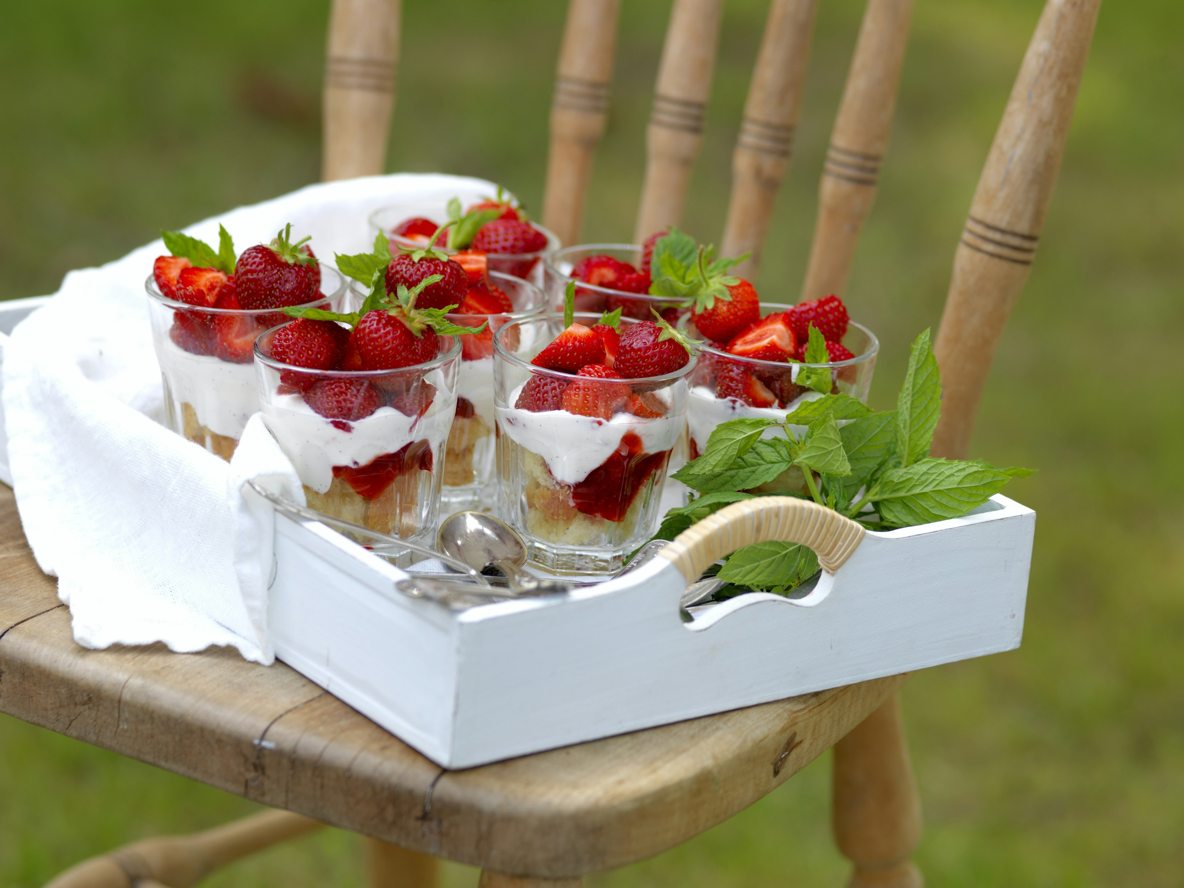 Jordgubbsdessert med sockerkaka i glas