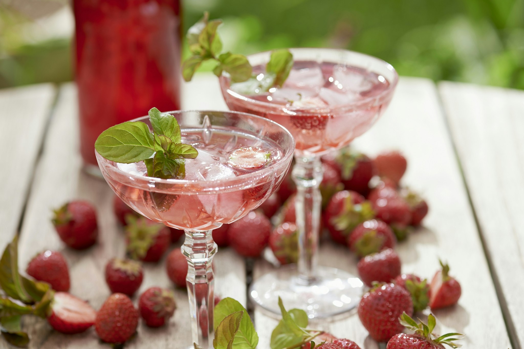 Jordgubbsdrink med mynta och bubbel