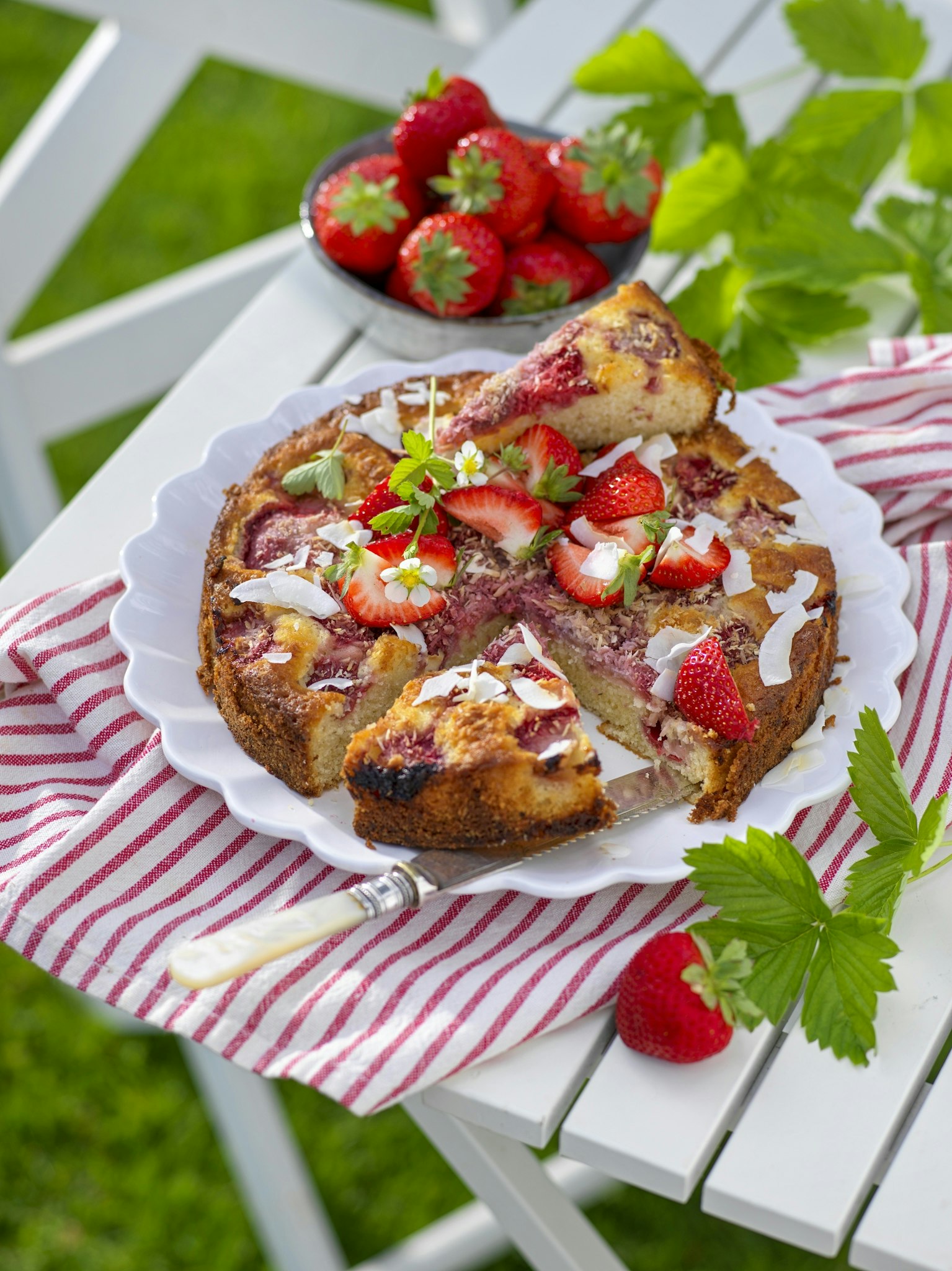 Jordgubbskaka med mandelmassa och kokos