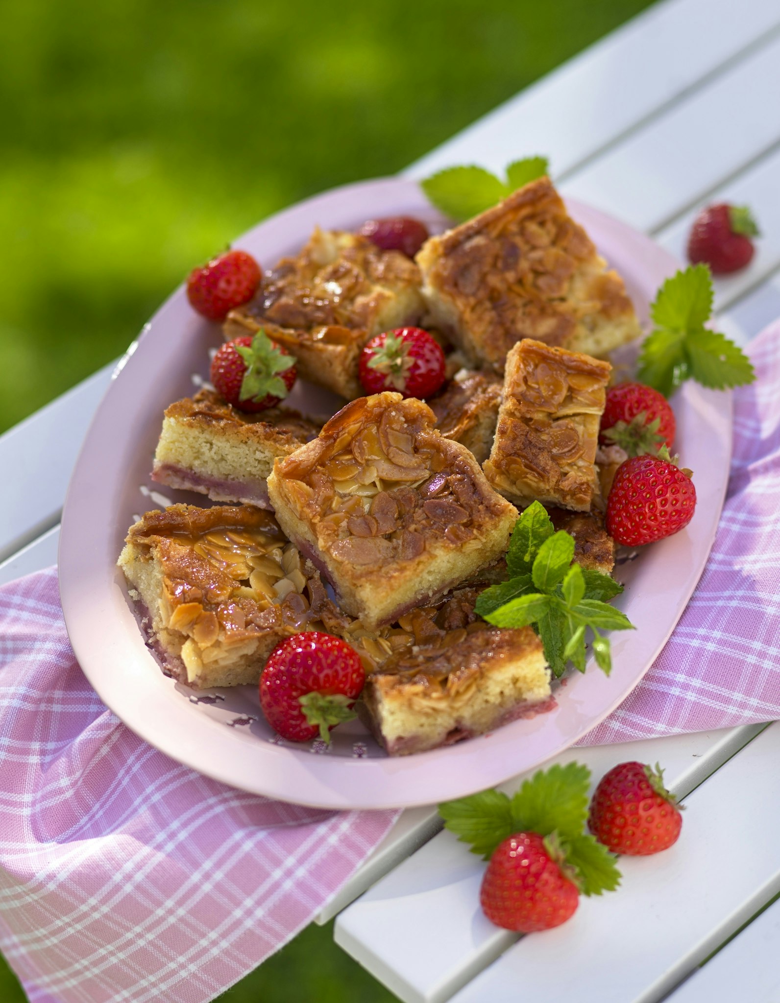 Jordgubbskaka med toscatopping