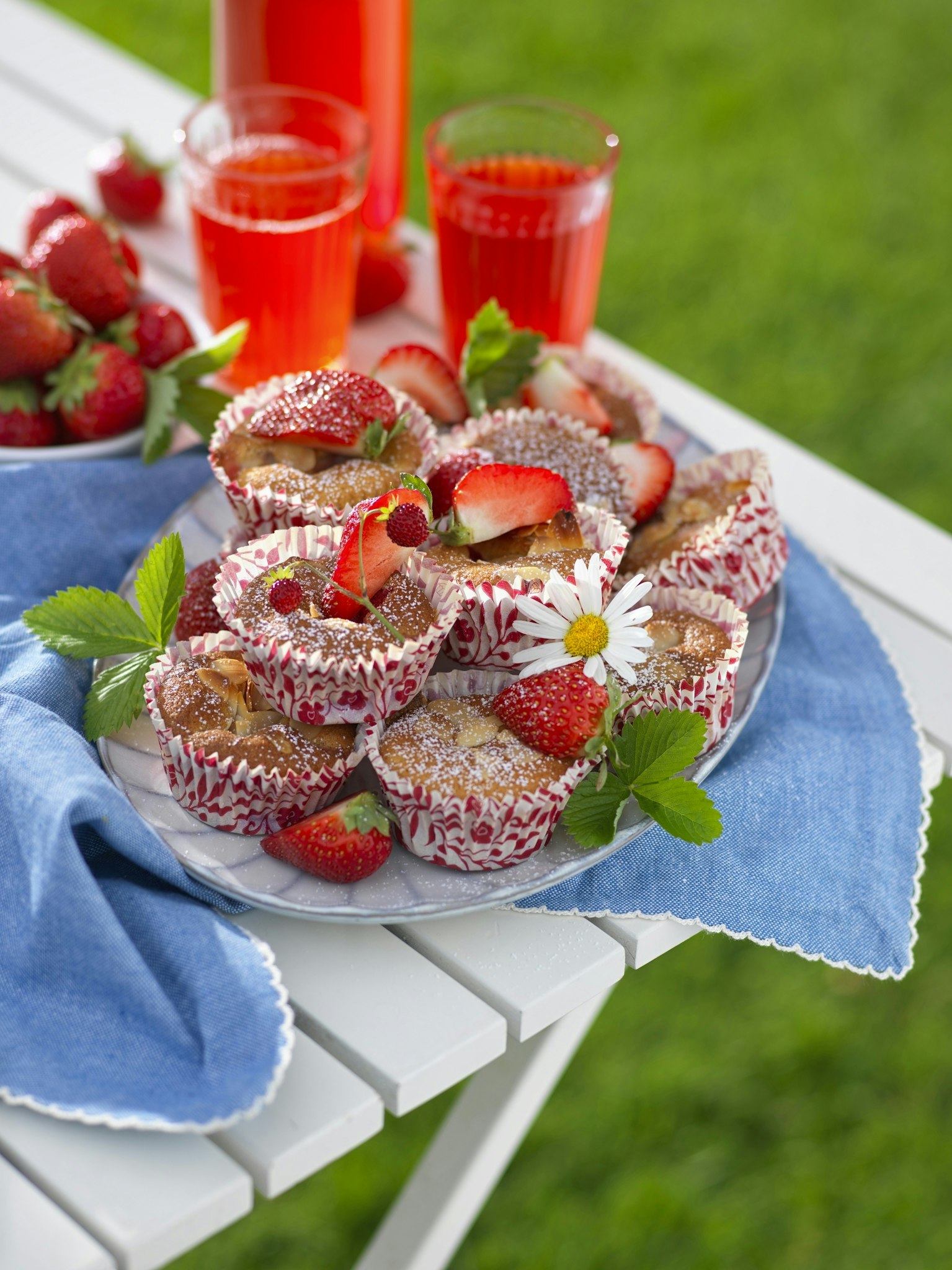 Jordgubbsmuffins med mandelfyllning