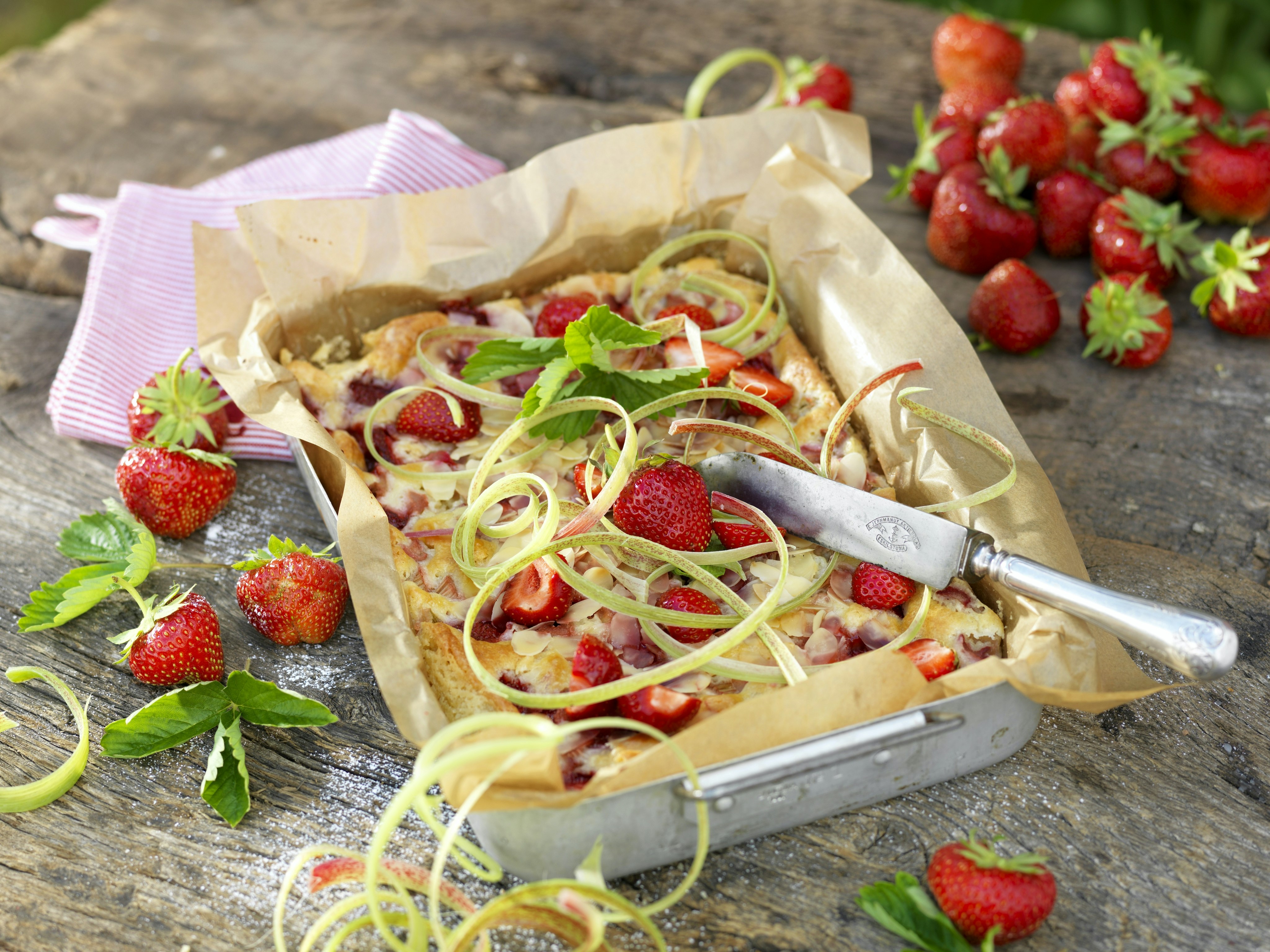 Rabarber- och jordgubbsrutor i långpanna