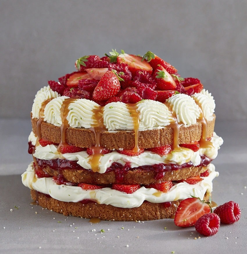 Jordgubbstårta med färskostmousse och salt kolasås