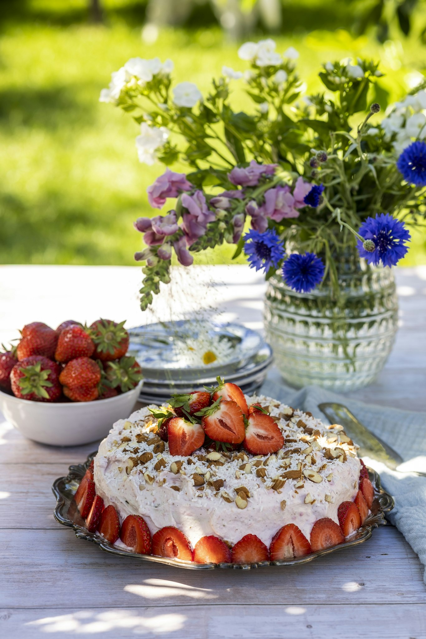 Jordgubbstårta med lime, kokos och mandelmassa