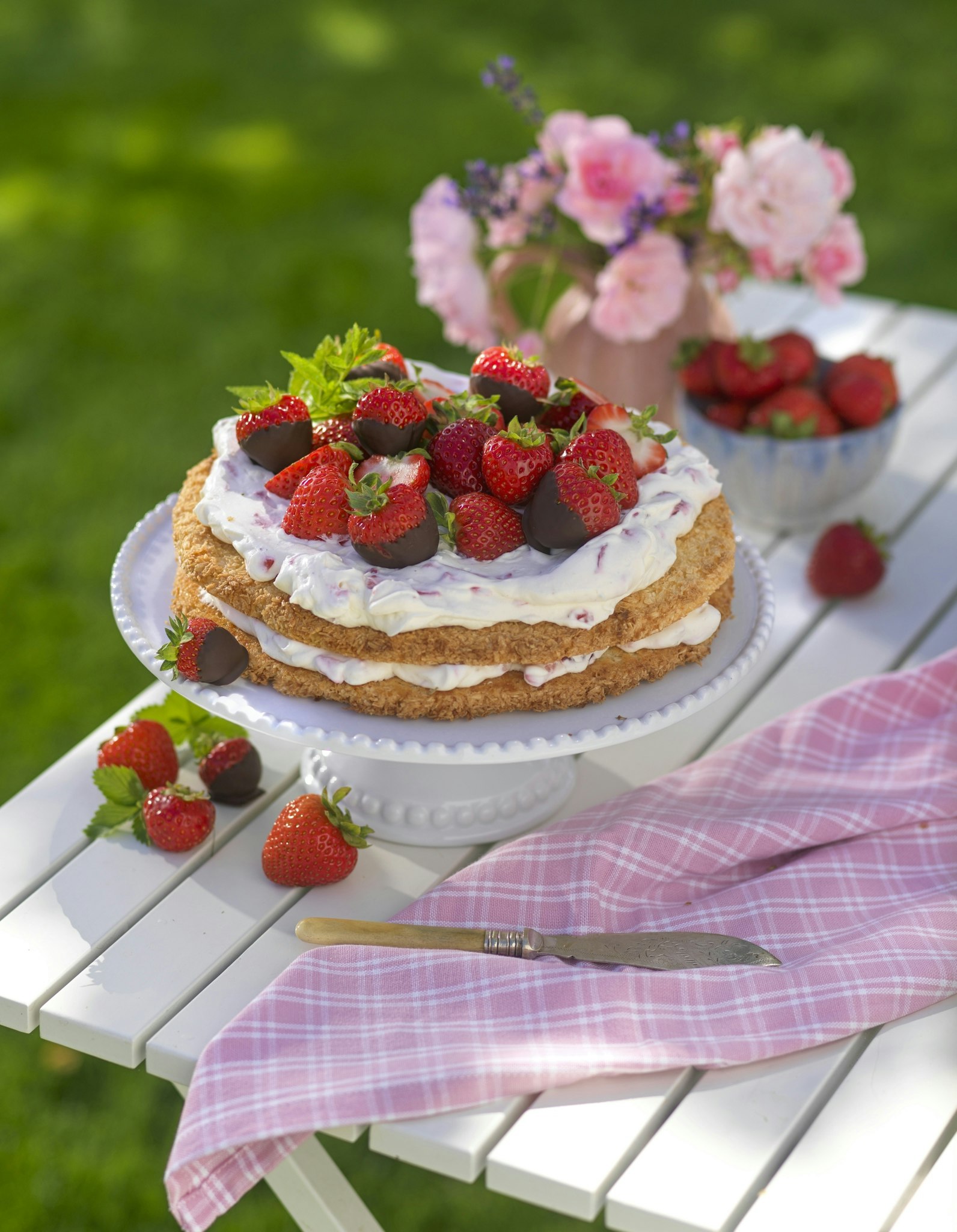 Jordgubbstårta med sega kokosbottnar