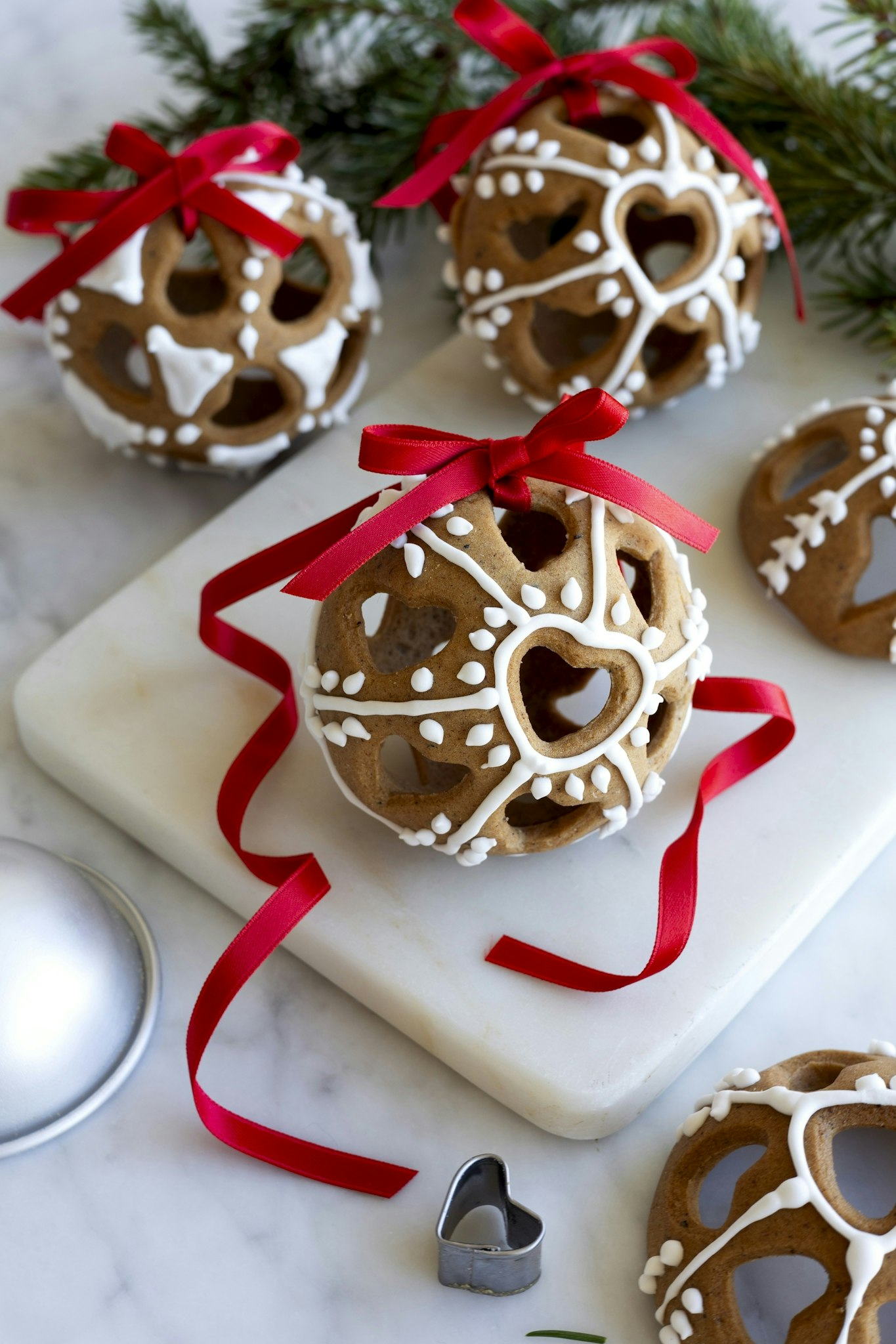 Julgranskulor av pepparkakor