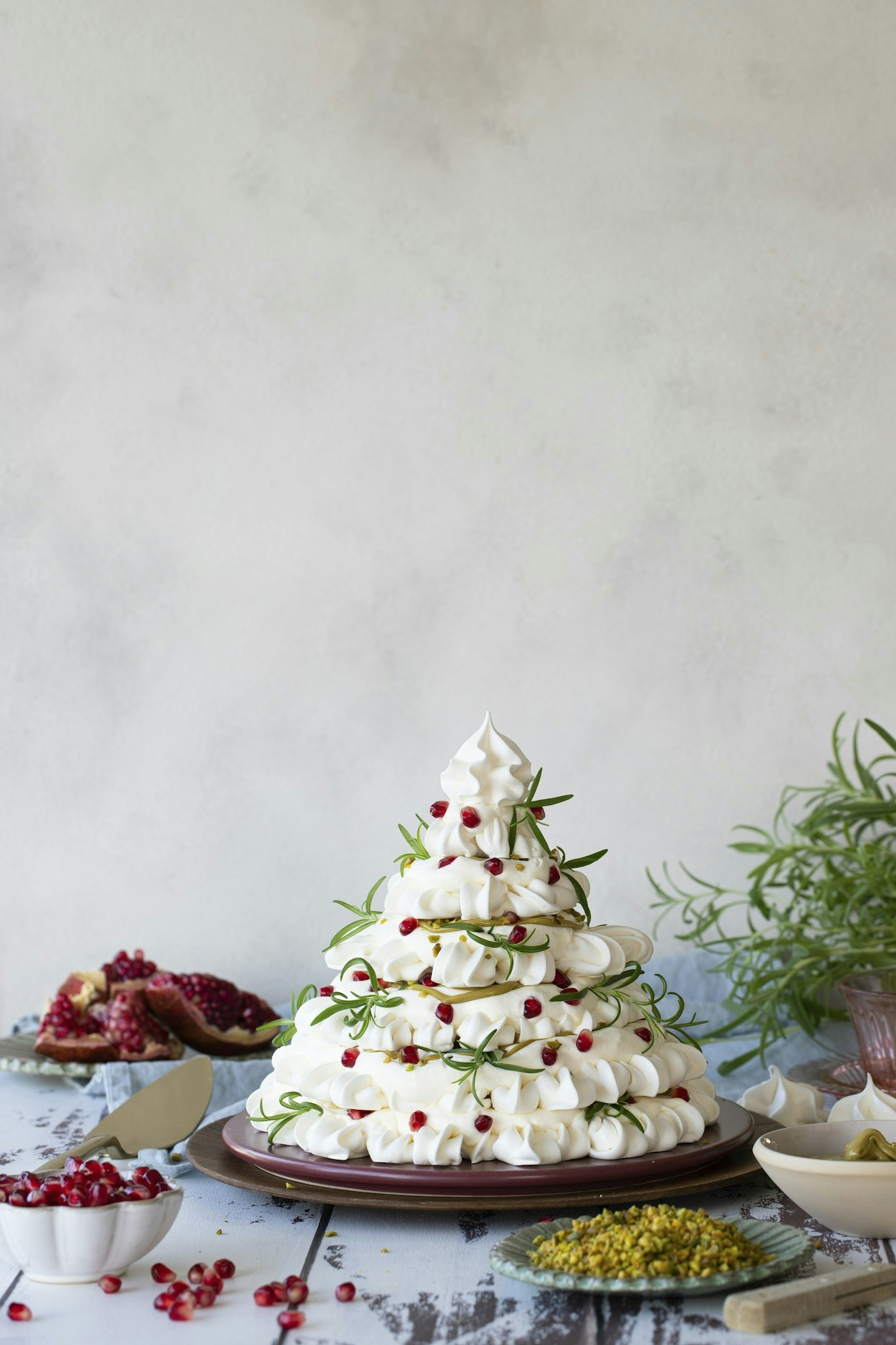 Julgranspavlova med pistasch och granatäpple