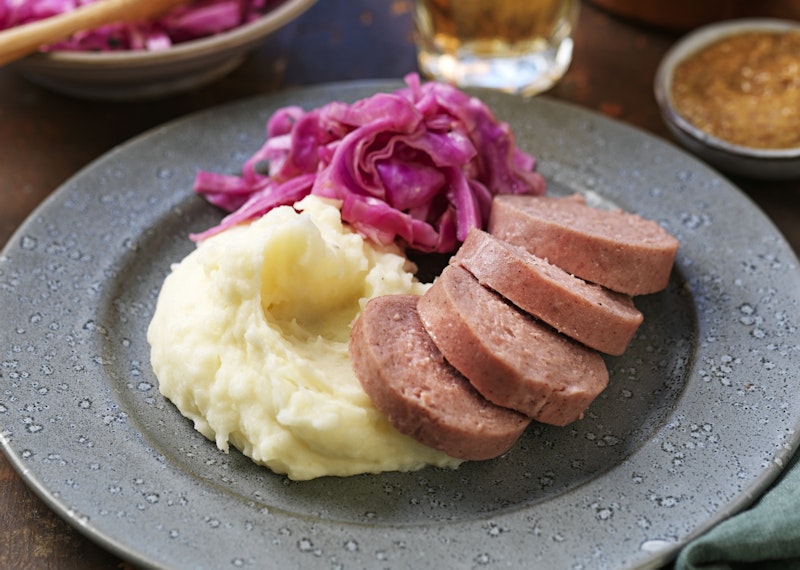Julkorv med picklad rödkål och potatismos