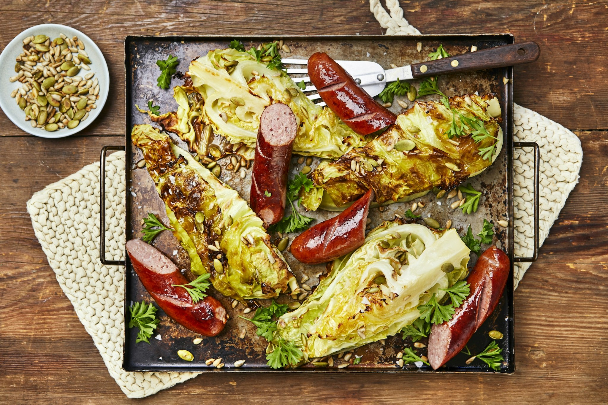 Ugnsbakad kål med korv och honungssmör