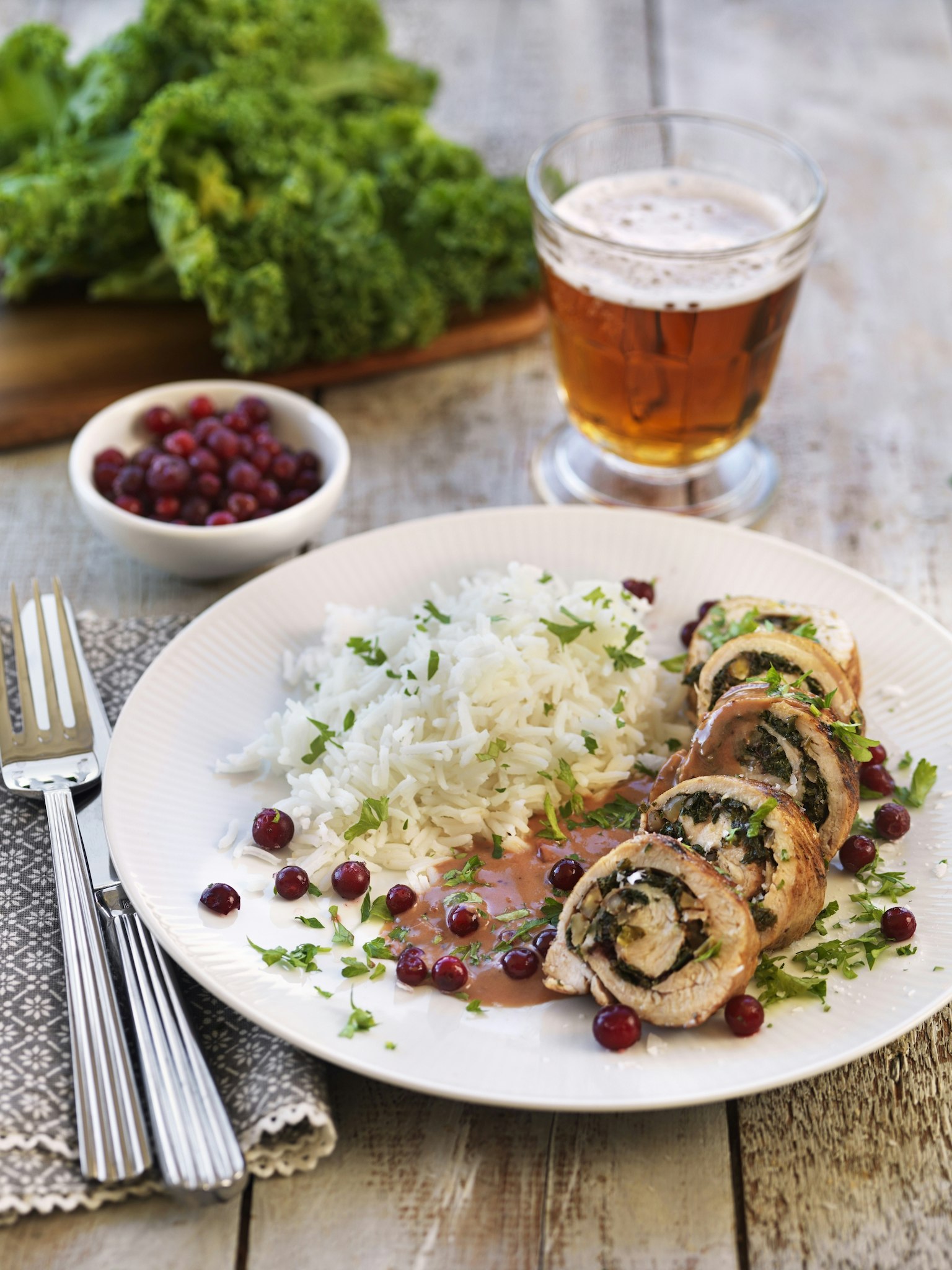 Kalkonrulle med grönkål och valnötter