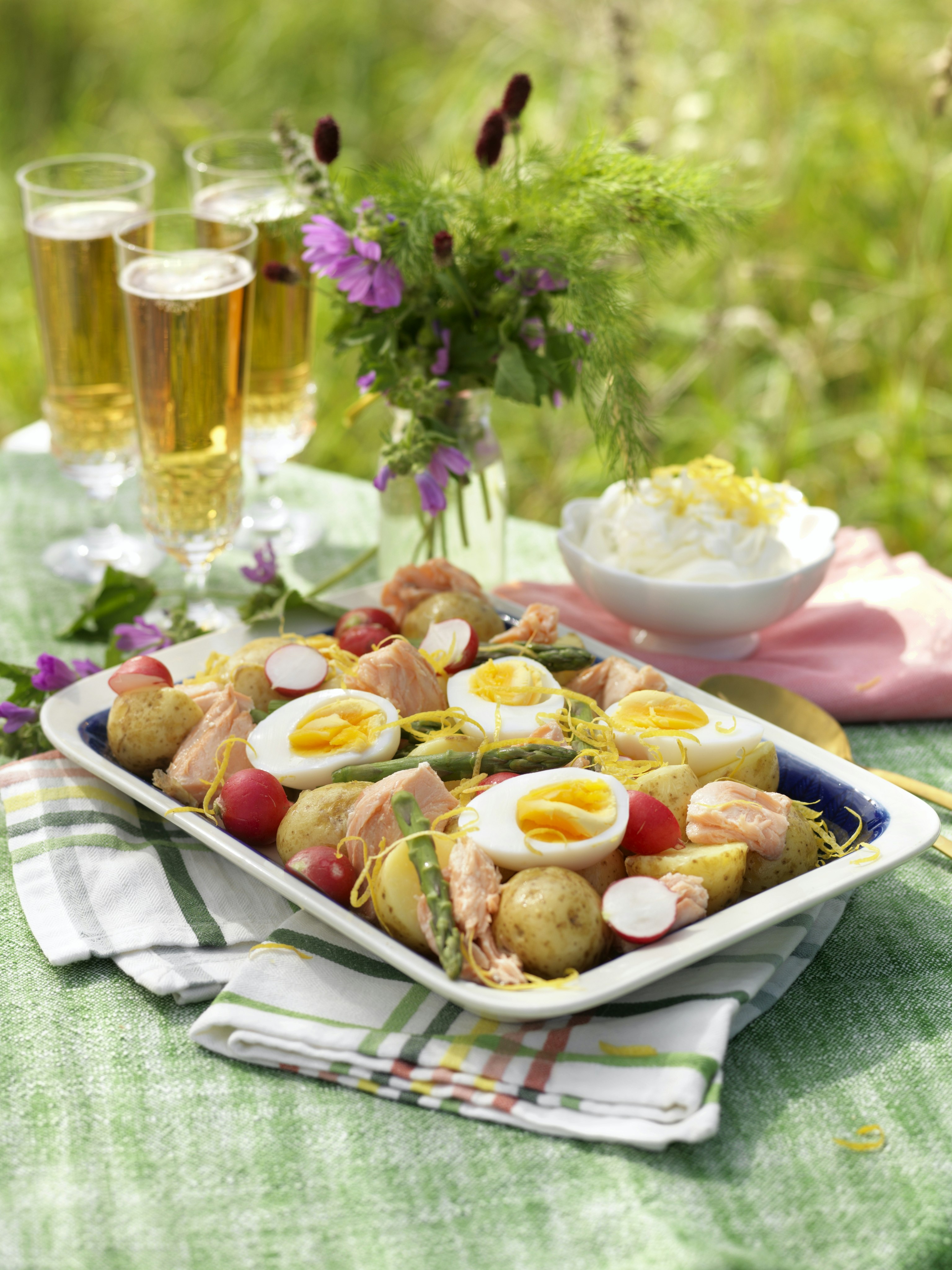 Kall färskpotatis med varmrökt lax och pepparrot