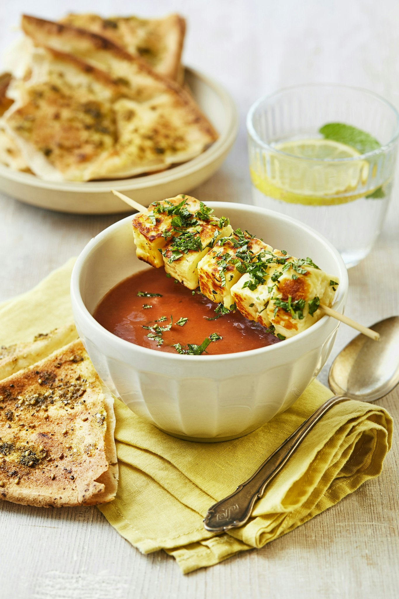 Kall tomatsoppa med ostspett och stekt, kryddat bröd