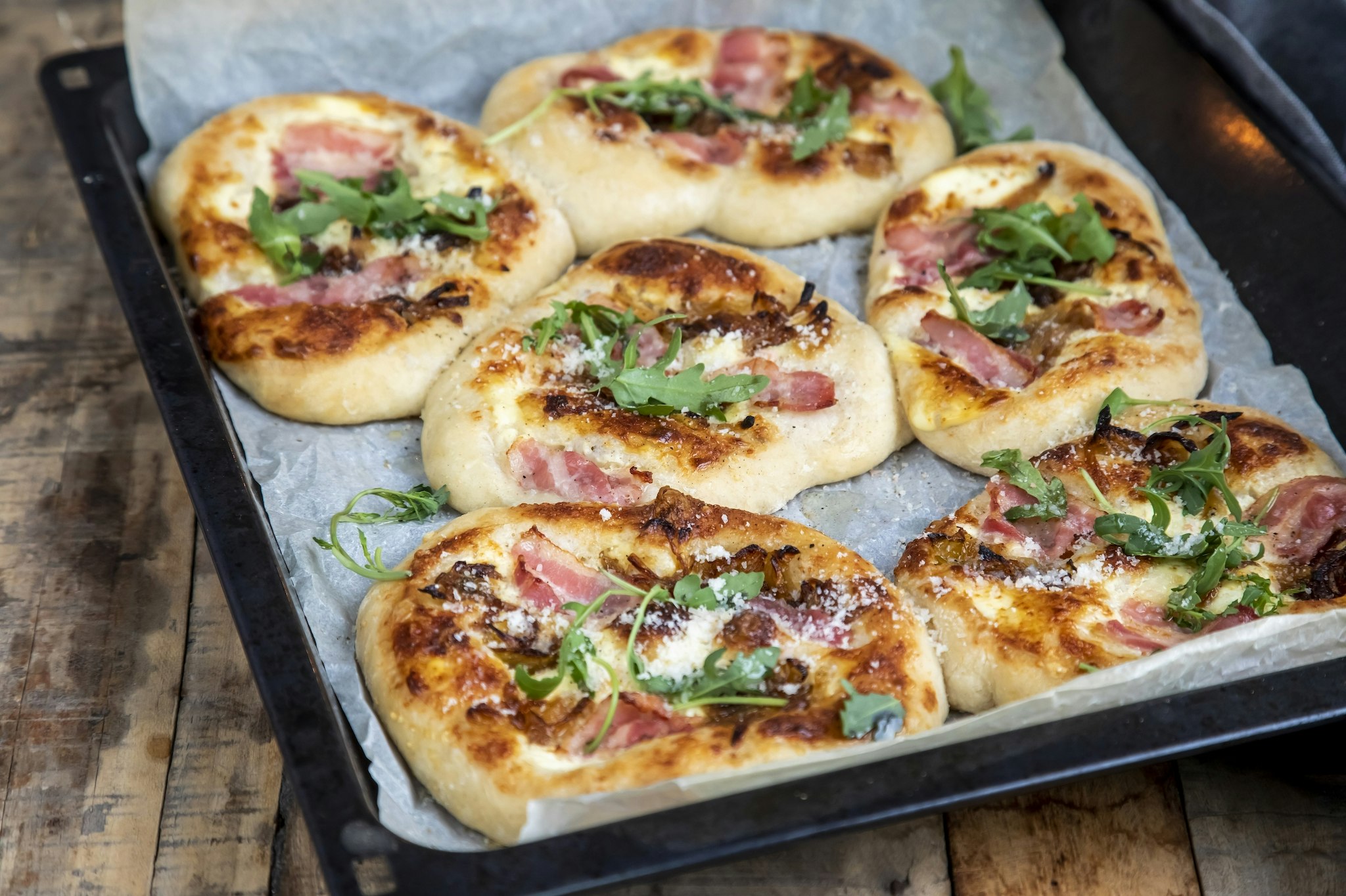 Kalljäst pizza bianco med bacon och lök