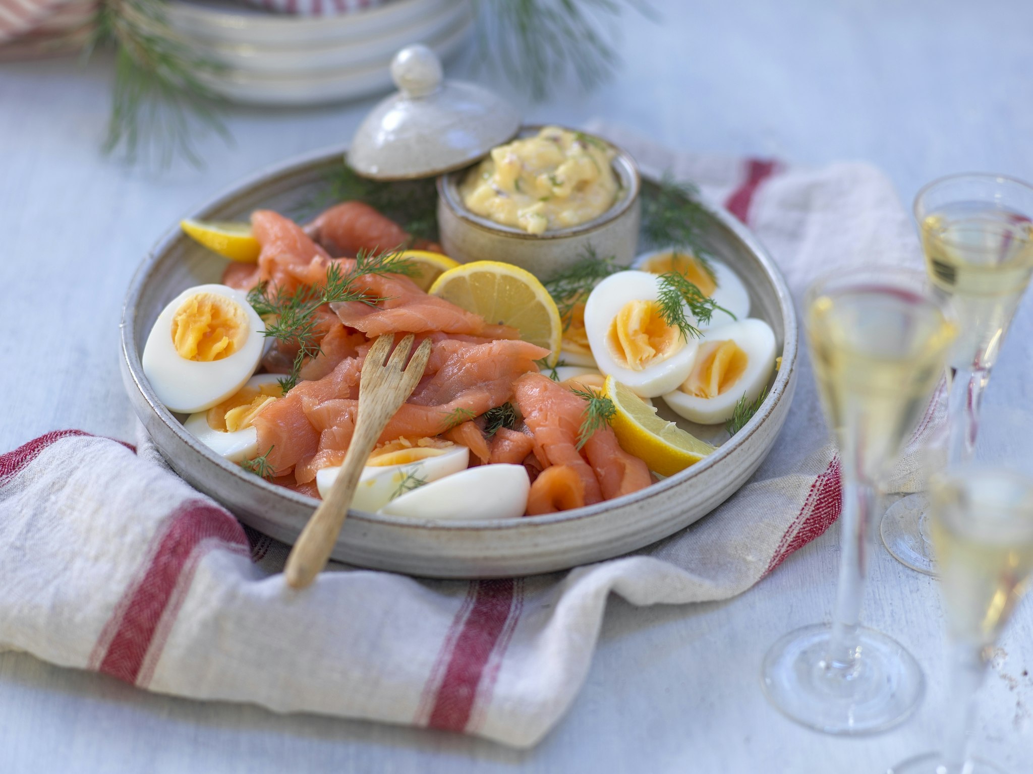 Kallrökt lax med äppel- och sweet chilimajonnäs