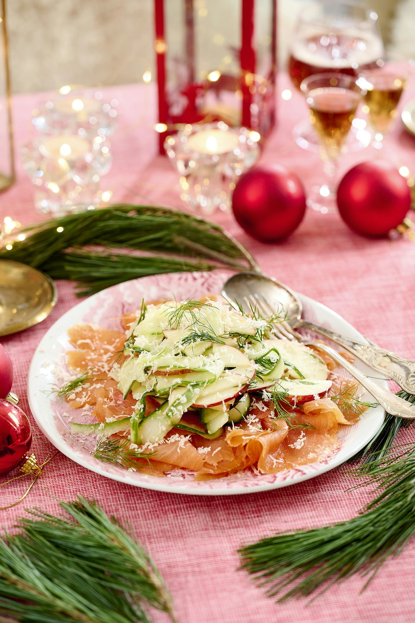 Kallrökt lax med äpple- & gurksallad och pepparrot
