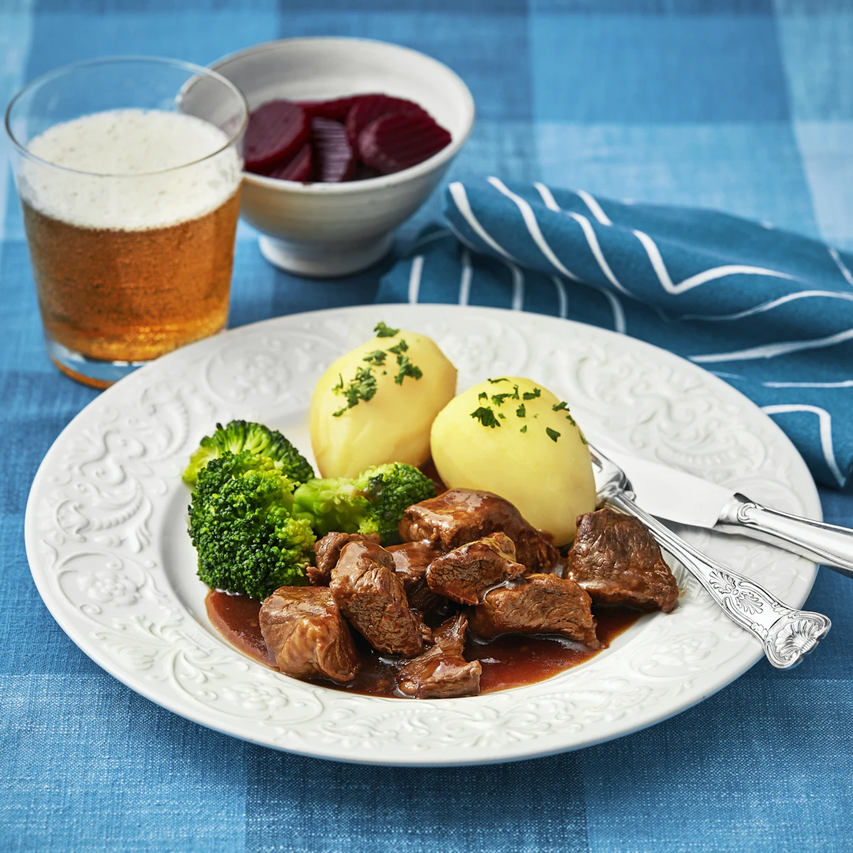 Kalops Kalops med potatis, broccoli och rödbetor