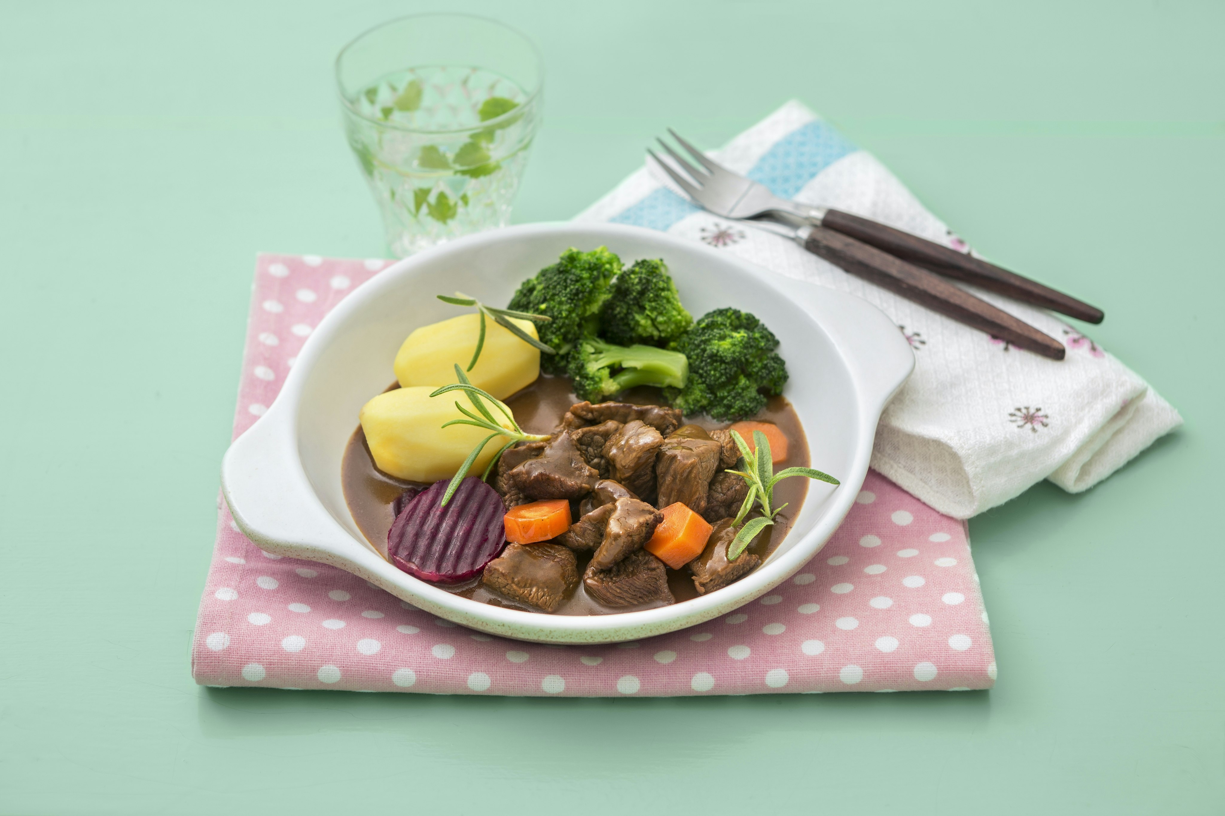 Kalops mit Rosmarin und Rüben