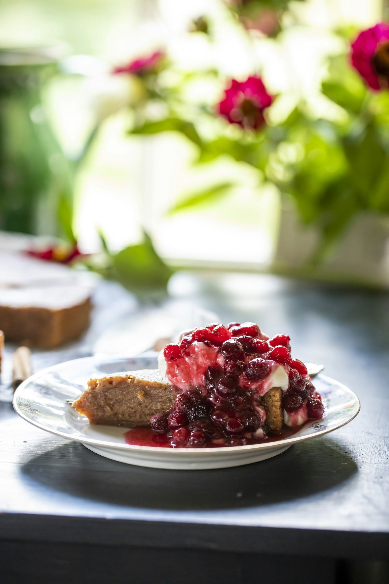 Kanelkladdkaka med rårörda tranbär